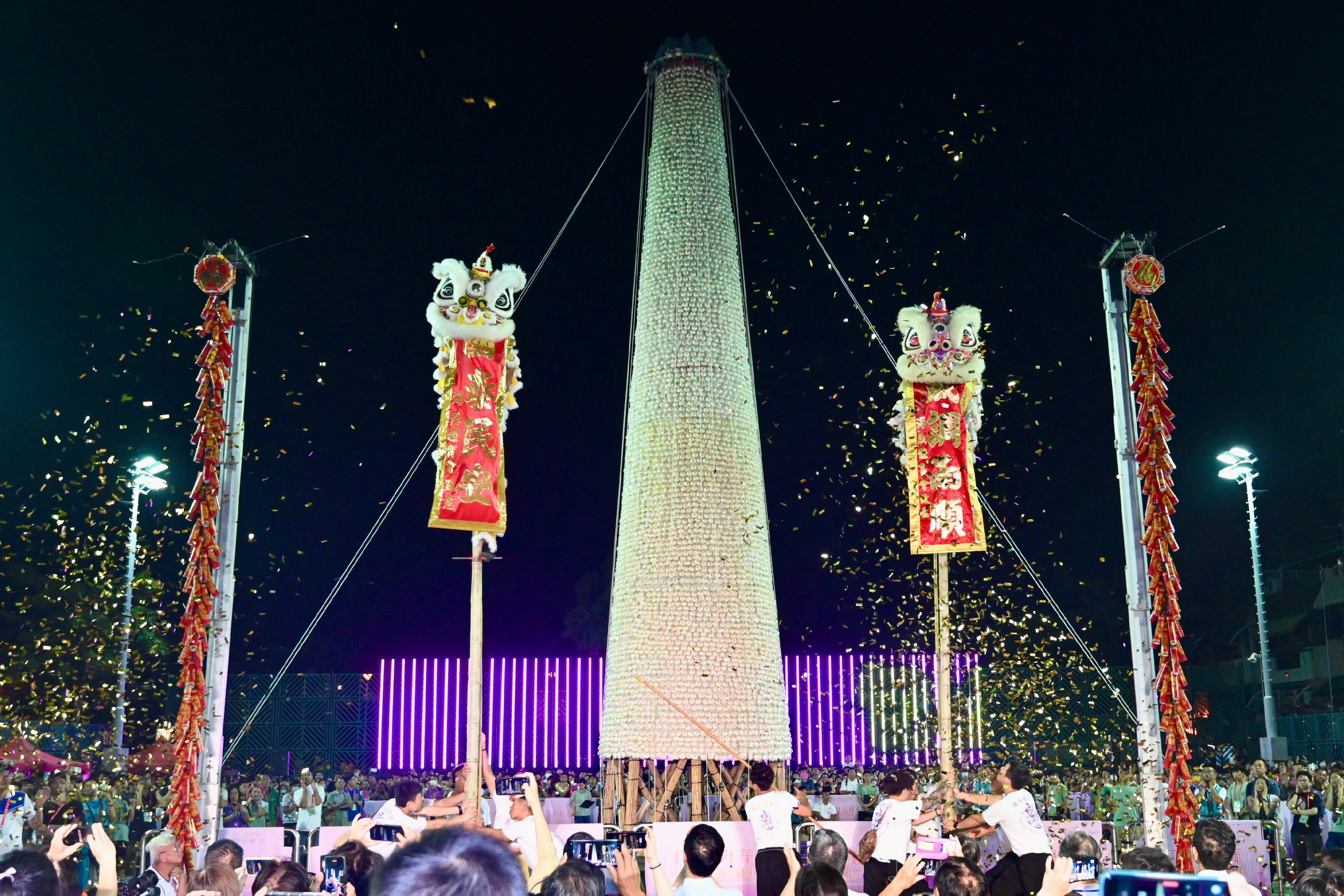 The Bun Scrambling Competition on Cheung Chau concluded early this morning (May 27). Picture shows the lion dance performance held before the final.