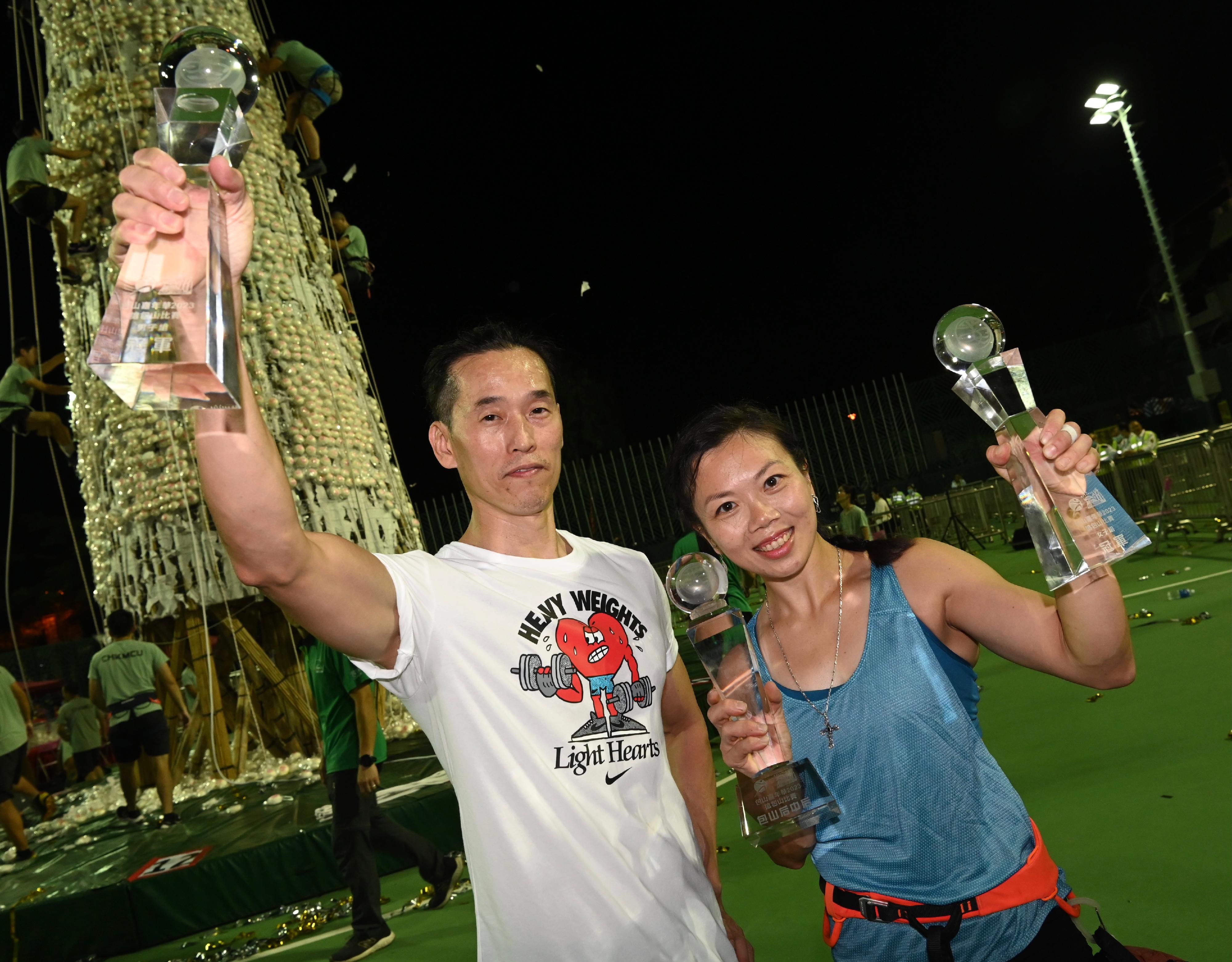 The Bun Scrambling Competition in Cheung Chau concluded early this morning (May 27). Chung Yuk-chuen (left) was the male champion and Wong Ka-yan (right) won the women's contest. Wong, who has been the champion three times in the women’s division since 2016, became the first "Queen of Queens" of the competition.