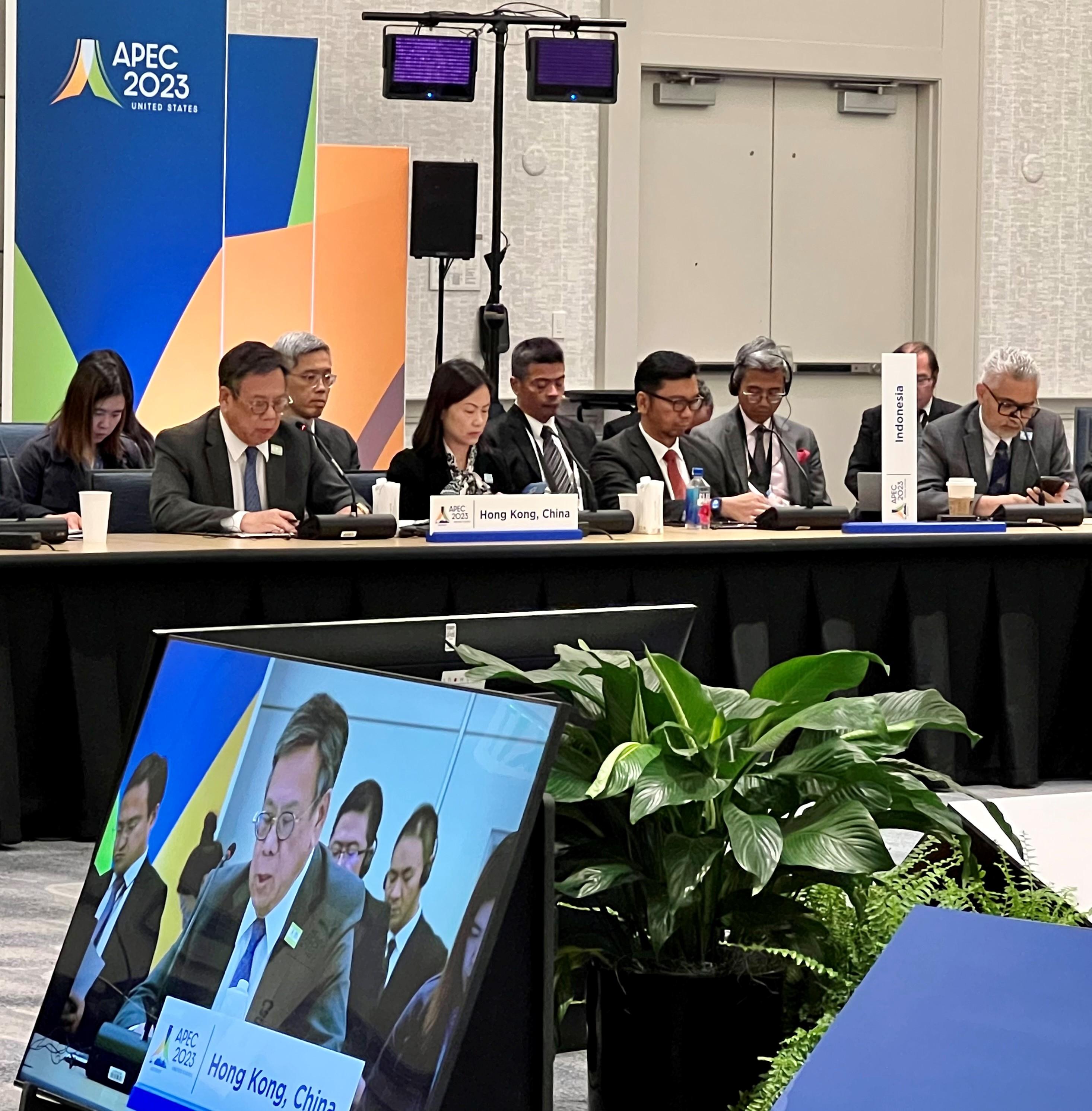 The Secretary for Commerce and Economic Development, Mr Algernon Yau (front row, first left), speaks at a discussion session entitled "Fostering Sustainable and Inclusive Trade in the Region, and other issues" at the Asia-Pacific Economic Cooperation Ministers Responsible for Trade Meeting in Detroit, the United States, today (May 26, Detroit time).