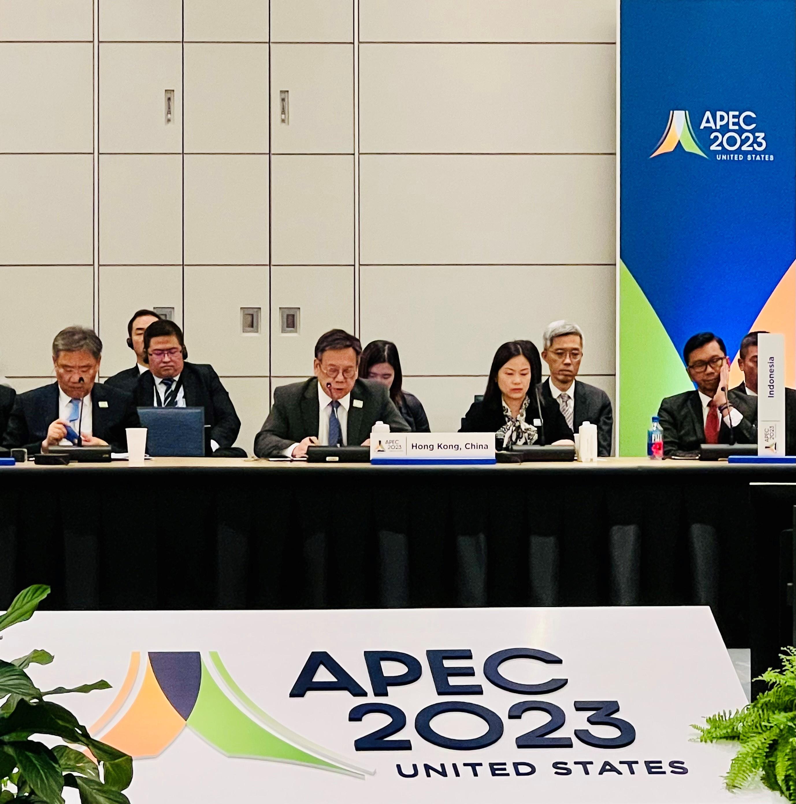 The Secretary for Commerce and Economic Development, Mr Algernon Yau (front row, second left), speaks at a discussion session entitled "Fostering Sustainable and Inclusive Trade in the Region, and other issues" at the Asia-Pacific Economic Cooperation Ministers Responsible for Trade Meeting in Detroit, the United States, today (May 26, Detroit time).