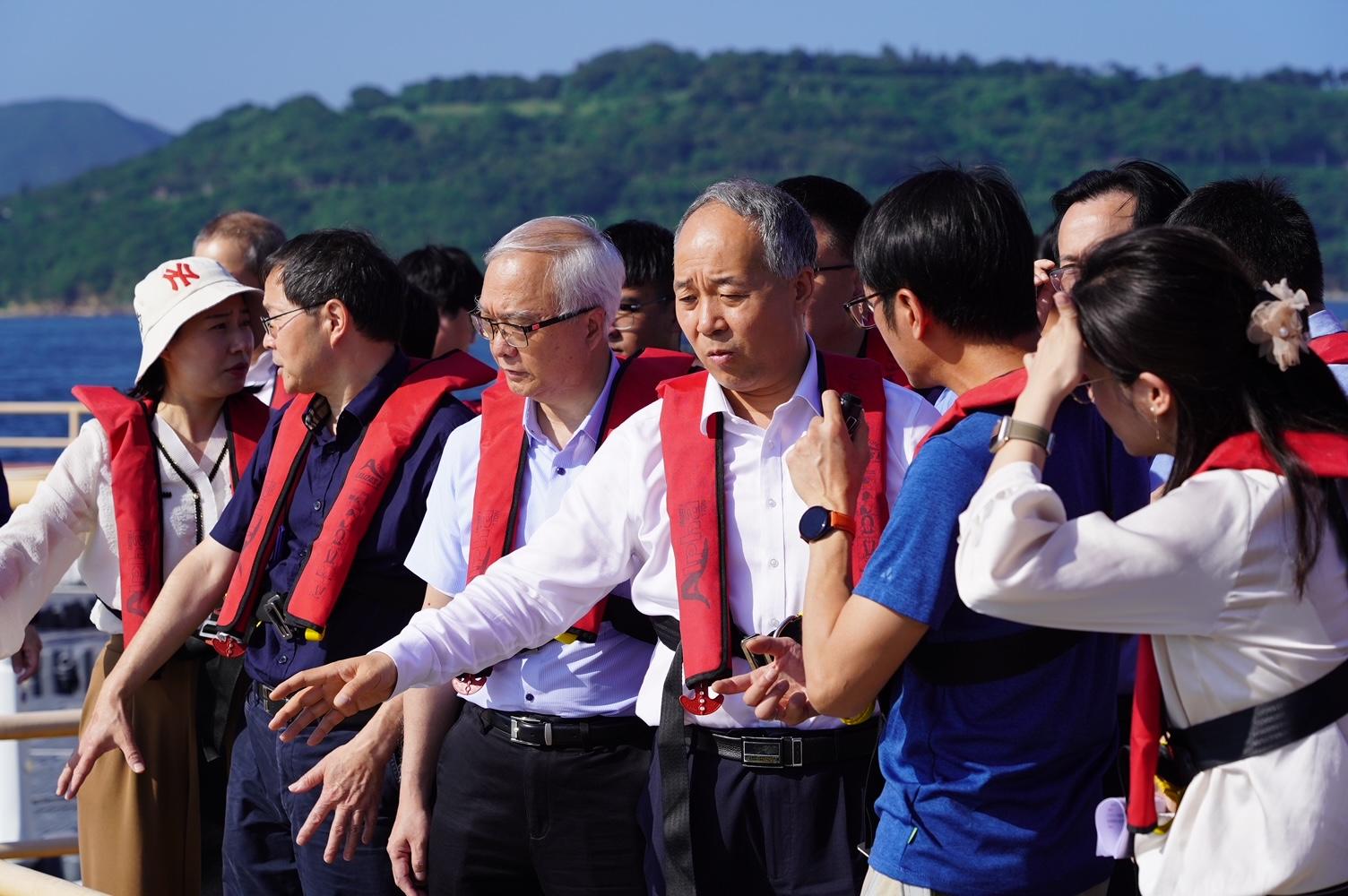 The Secretary for Environment and Ecology, Mr Tse Chin-wan, today (May 28) accompanied a research team led by the Vice Minister of Agriculture and Rural Affairs, Mr Ma Youxiang, and the Director-General of the Department of Agriculture and Rural Affairs of Guangdong Province, Mr Liu Zonghui, to visit the modern mariculture demonstration farm at Tung Lung Chau set up by the Agriculture, Fisheries and Conservation Department. Photo shows Mr Tse (third left) and Mr Ma (third right) being briefed by a staff member on the operation of the demonstration farm.