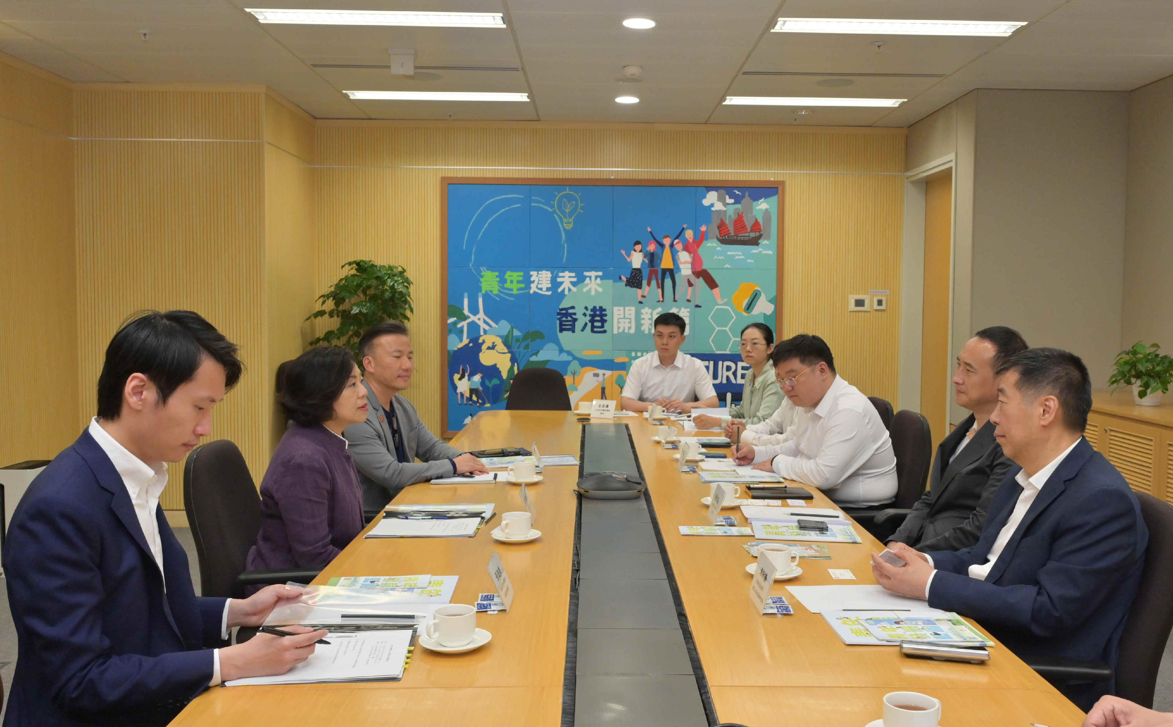 The Secretary for Home and Youth Affairs, Miss Alice Mak, today (May 29) met with a delegation led by the Secretary of the Shandong Provincial Committee of the Communist Youth League of China, Mr Yin Shiyi. Photo shows Miss Mak (second left), and the Commissioner for Youth, Mr Wallace Lau (third left), meeting with Mr Yin (second right) and members of the delegation to discuss items of mutual interest.