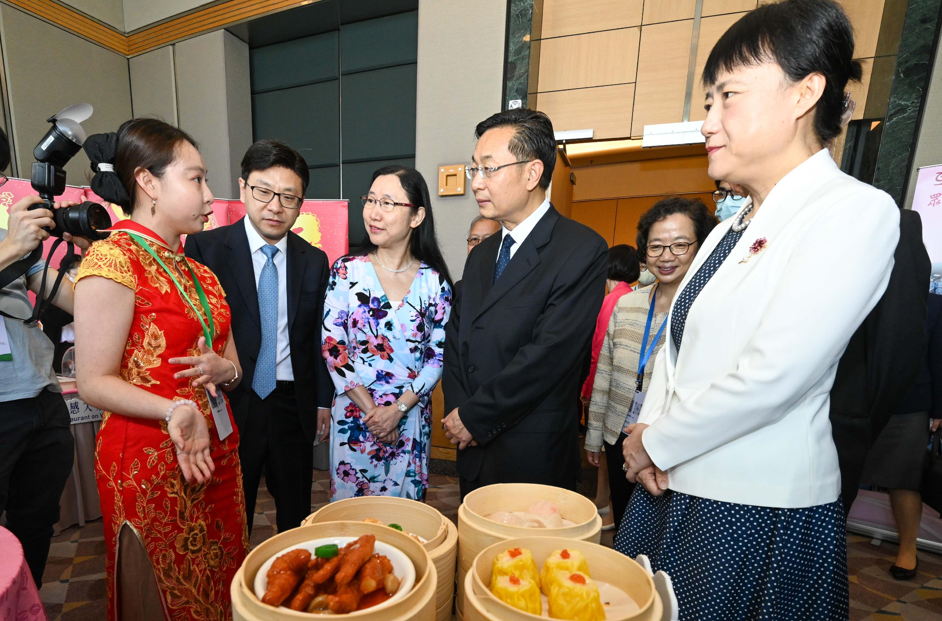 香港社福開新篇高峰會暨香港社福界心連心大行動成立典禮今日（五月二十九日）舉行。圖示勞工及福利局（勞福局）局長孫玉菡（左二）、國家民政部副部長柳拯博士（左四）、廣東省民政廳廳長張晨（右一）及勞福局常任秘書長劉焱（左三）參觀高峰會的服務展覽。 