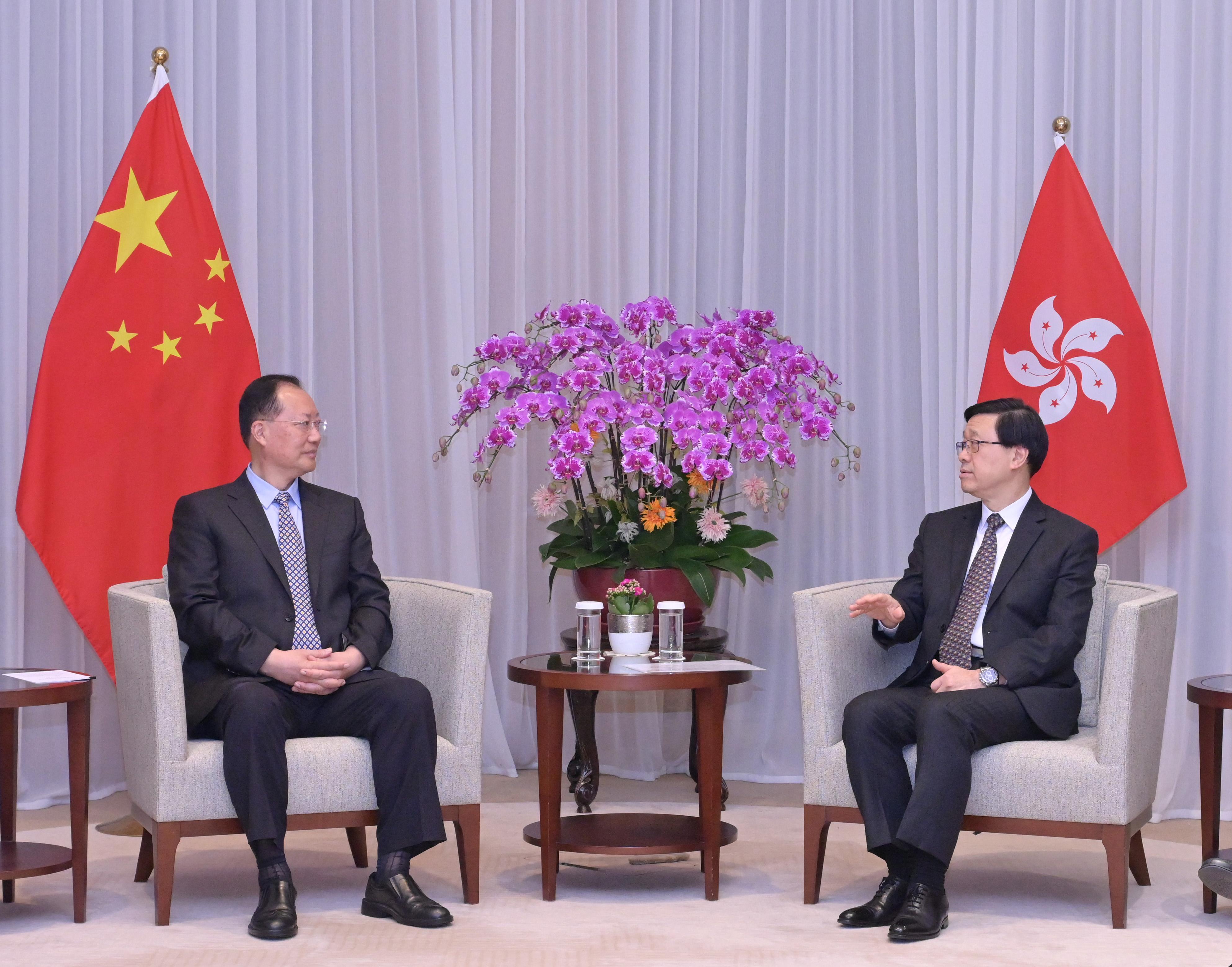 The Chief Executive, Mr John Lee (right), meets the Governor of Hunan Province, Mr Mao Weiming (left), today (May 29).