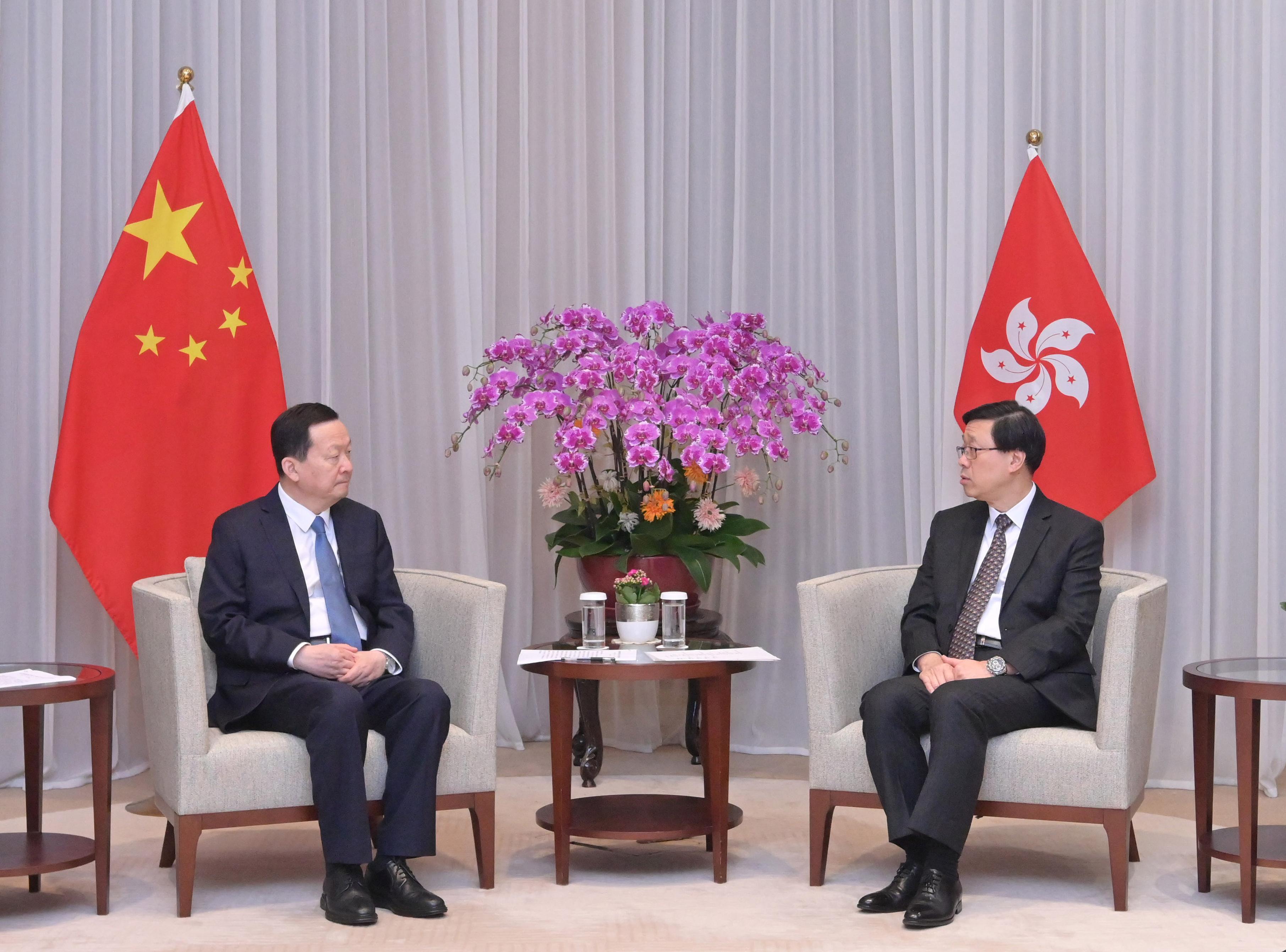 The Chief Executive, Mr John Lee (right), meets the Governor of Shandong Province, Mr Zhou Naixiang (left), today (May 29).