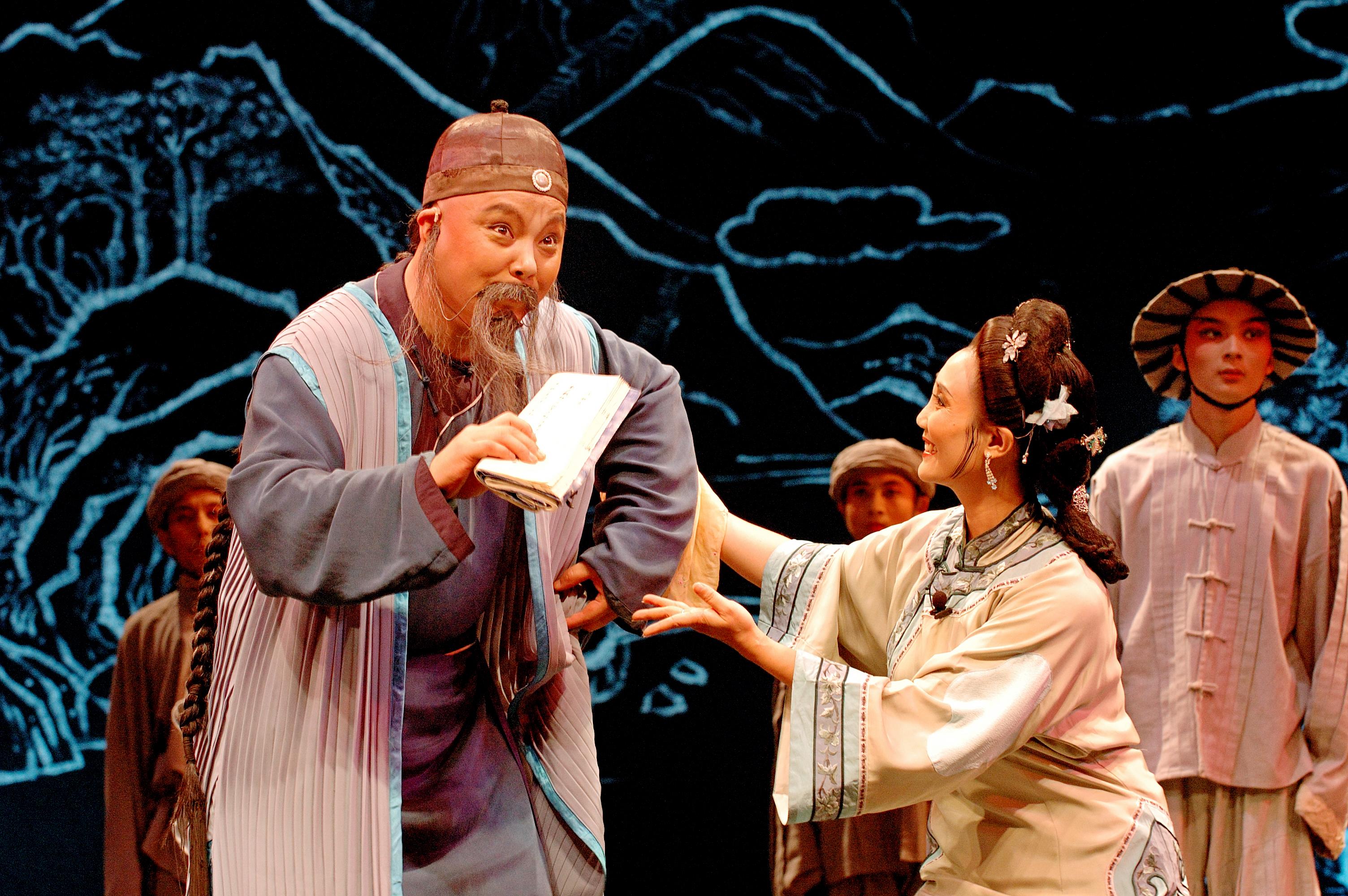 四川省川劇院應康樂及文化事務署之邀，於六月三十日起一連三晚為今年的中國戲曲節帶來兩齣經典川劇和精彩的折子戲專場。圖為折子戲《掌燈焚書》劇照。