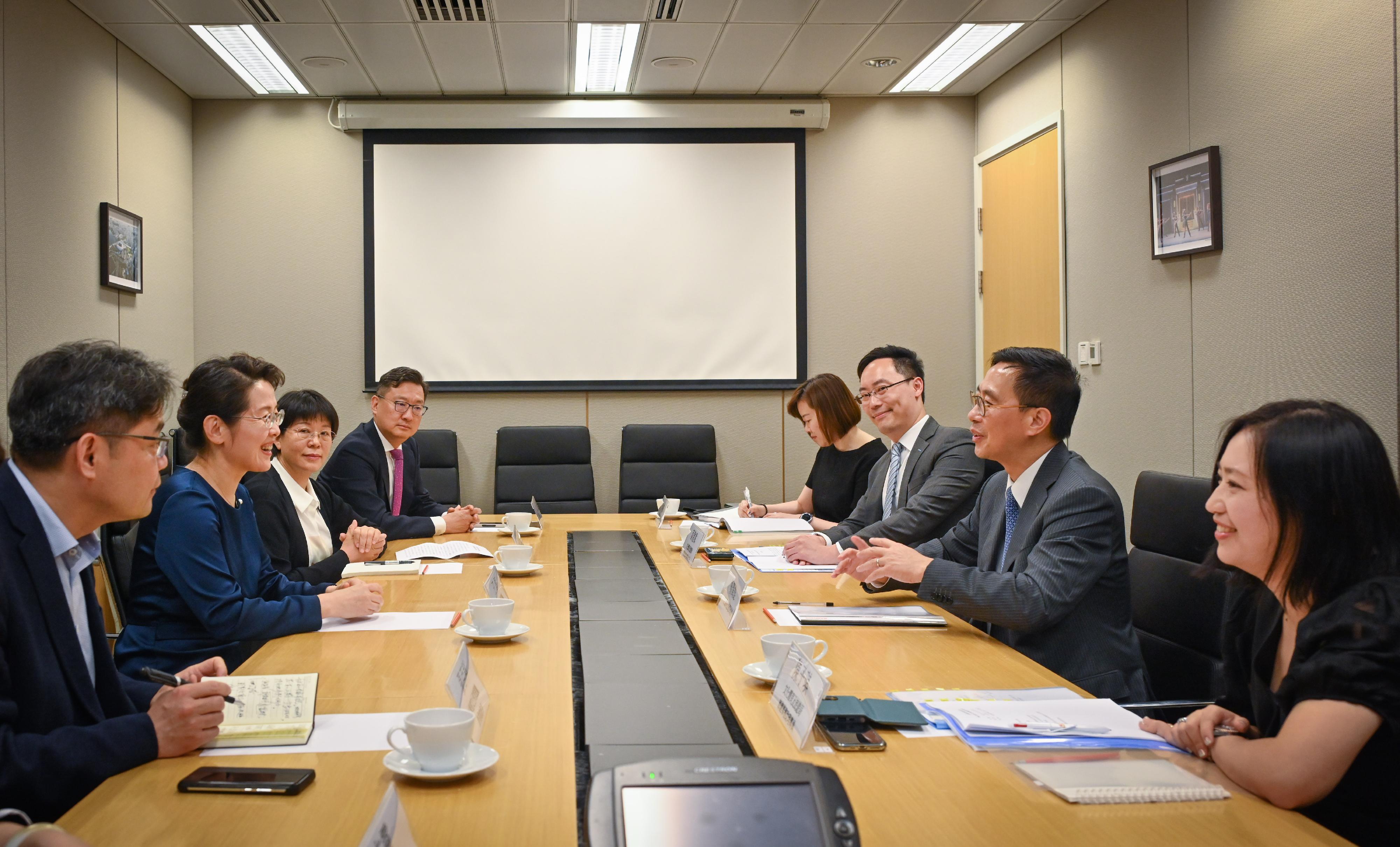 The Secretary for Culture, Sports and Tourism, Mr Kevin Yeung (second right), today (May 30) met with the Director-General of Shandong Provincial Department of Culture and Tourism, Ms Wang Lei (second left). Photo shows officials exchanging views on issues including deepening co-operation between Hong Kong and Shandong on cultural and tourism fronts.