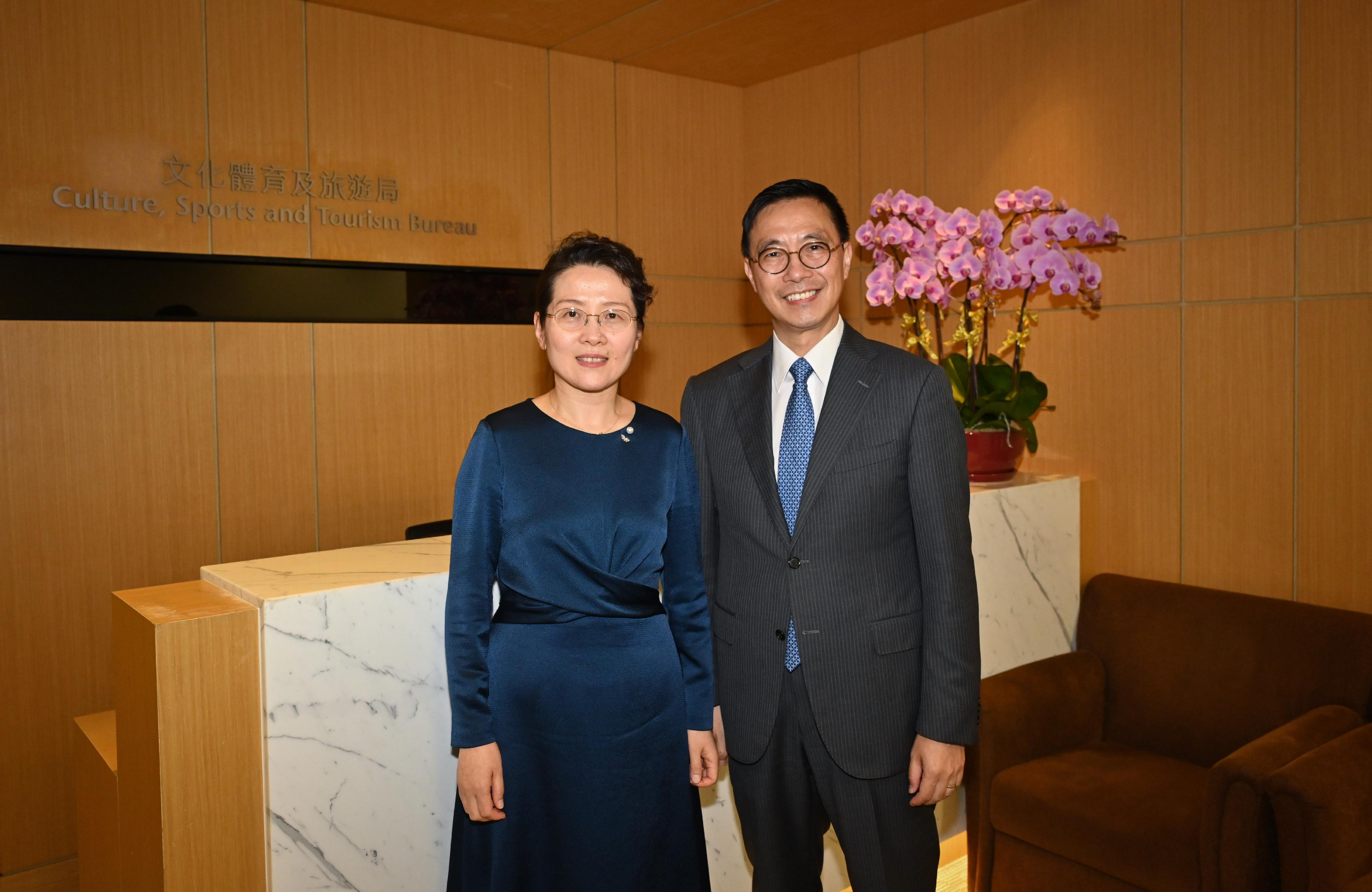 文化體育及旅遊局局長楊潤雄（右）今日（五月三十日）與山東省文化和旅遊廳廳長王磊（左）會面。