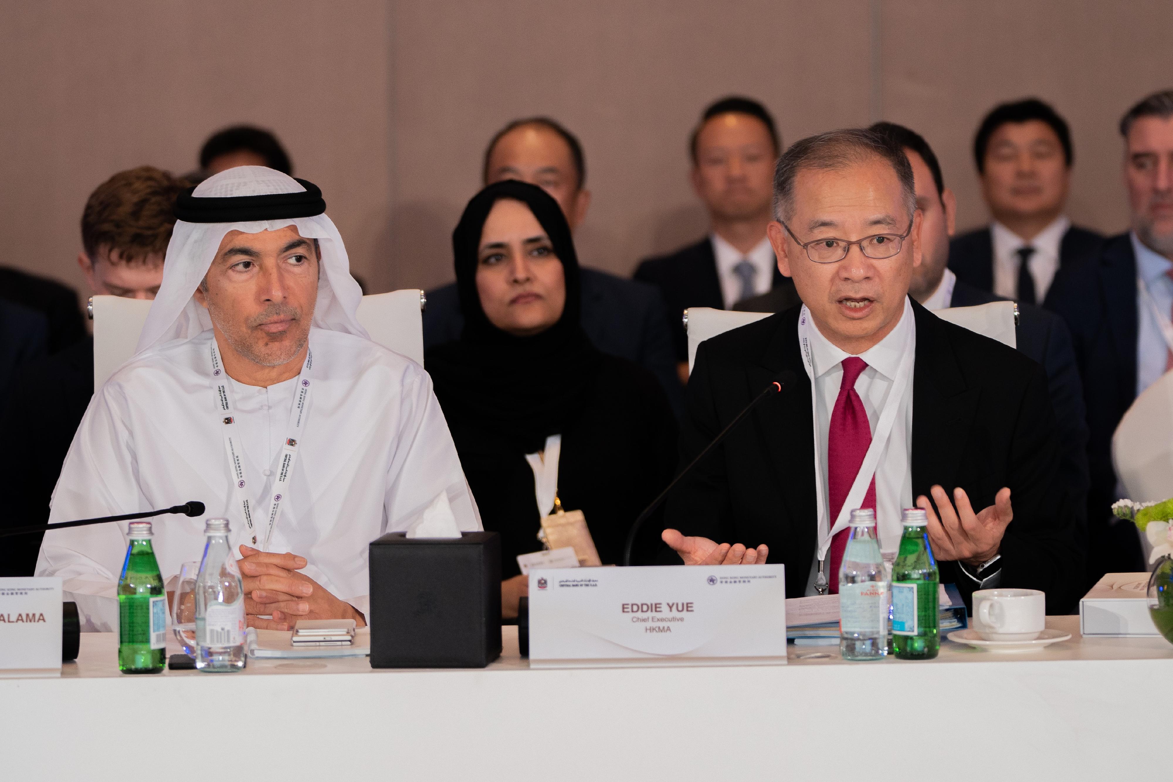 香港金融管理局總裁余偉文（前排右）五月二十九日（阿布扎比時間）與阿拉伯聯合酋長國中央銀行行長H.E. Khaled Mohamed Balama（前排左）會面。