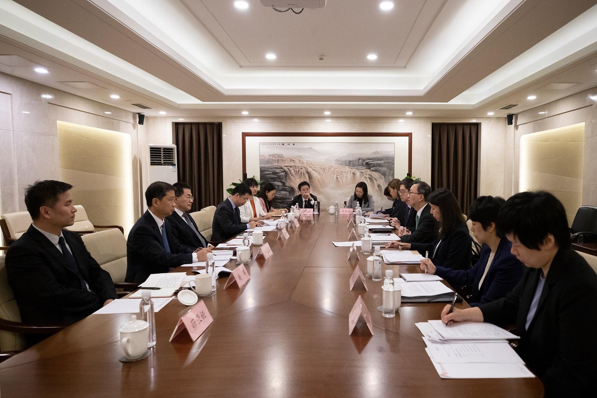 律政司司長林定國資深大律師（右四）五月二十九日下午在北京到訪國務院國有資產監督管理委員會（國資委），與國資委副主任翁杰明（左三）會面。