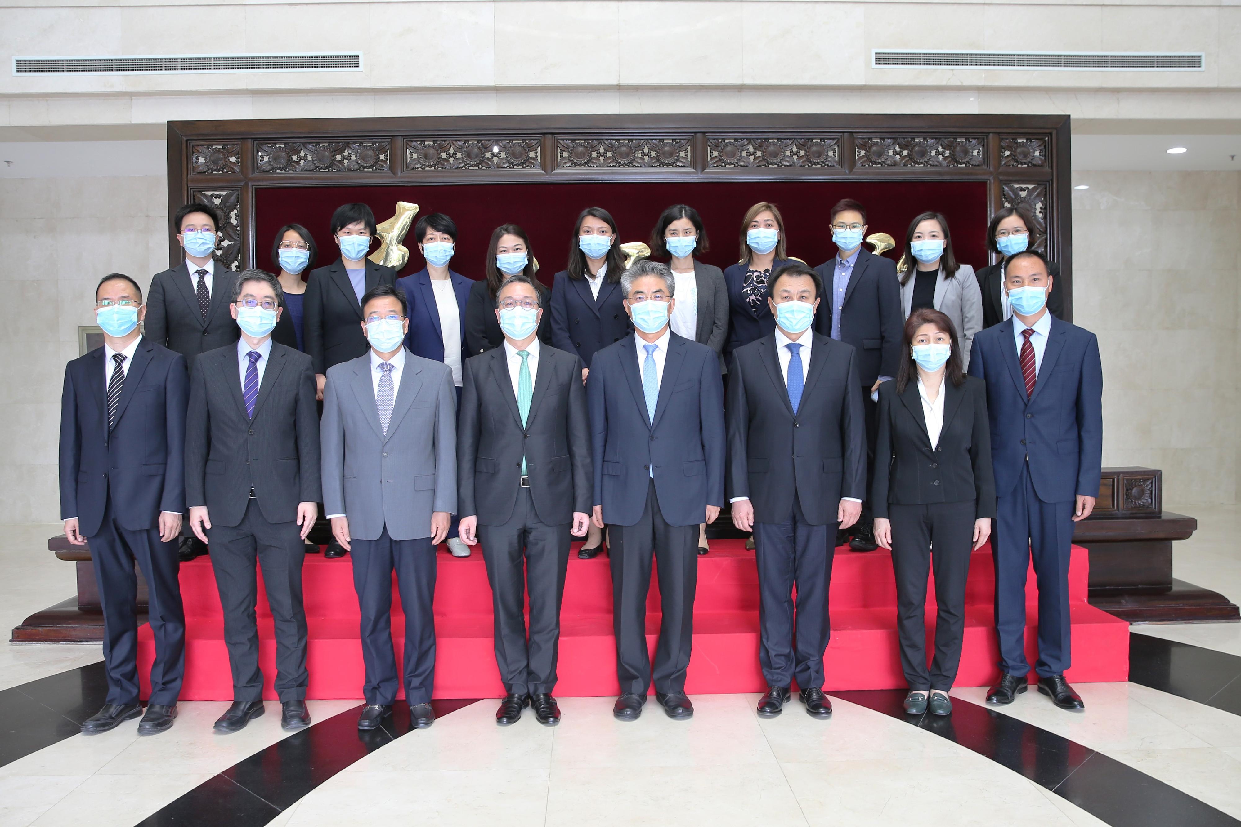 律政司司長林定國資深大律師（前排左四）五月二十九日下午在北京與國家監察委員會副主任張福海（前排右四）會面。圖示雙方在會議後合照。