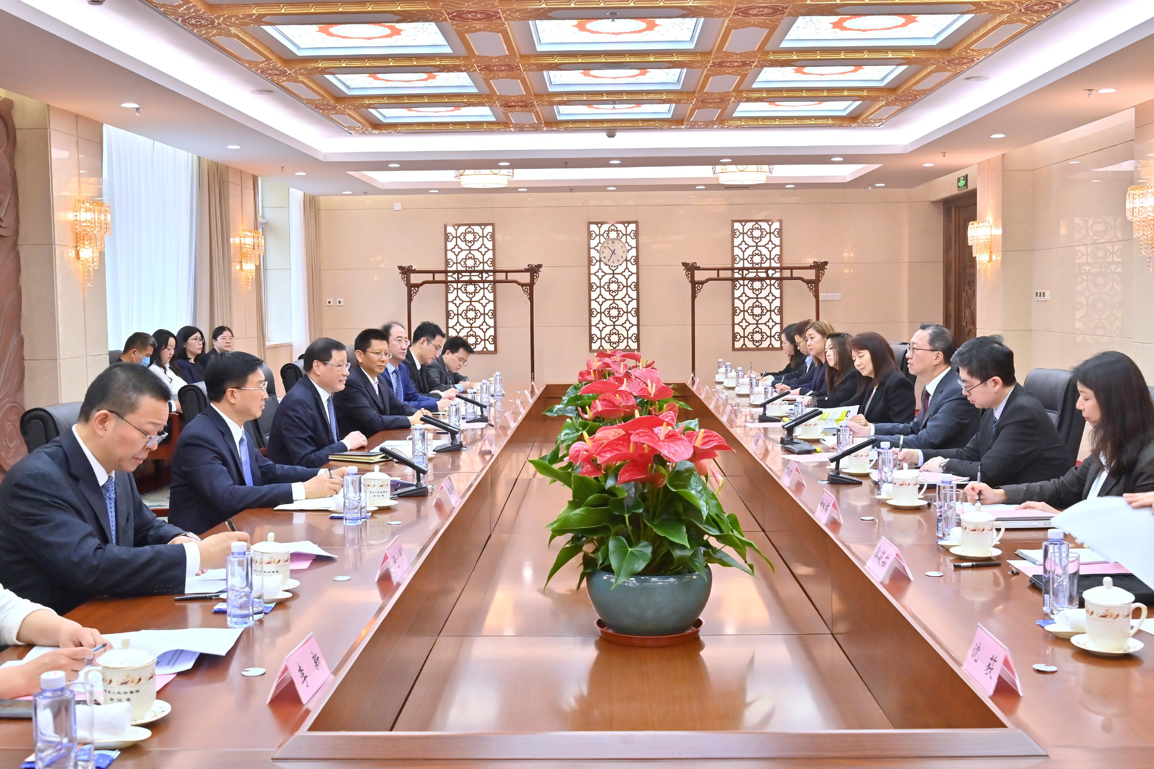 律政司司長林定國資深大律師（右三）今日（五月三十日）上午在北京拜訪最高人民檢察院，與檢察長應勇（左三）會面。圖示雙方進行會議。
