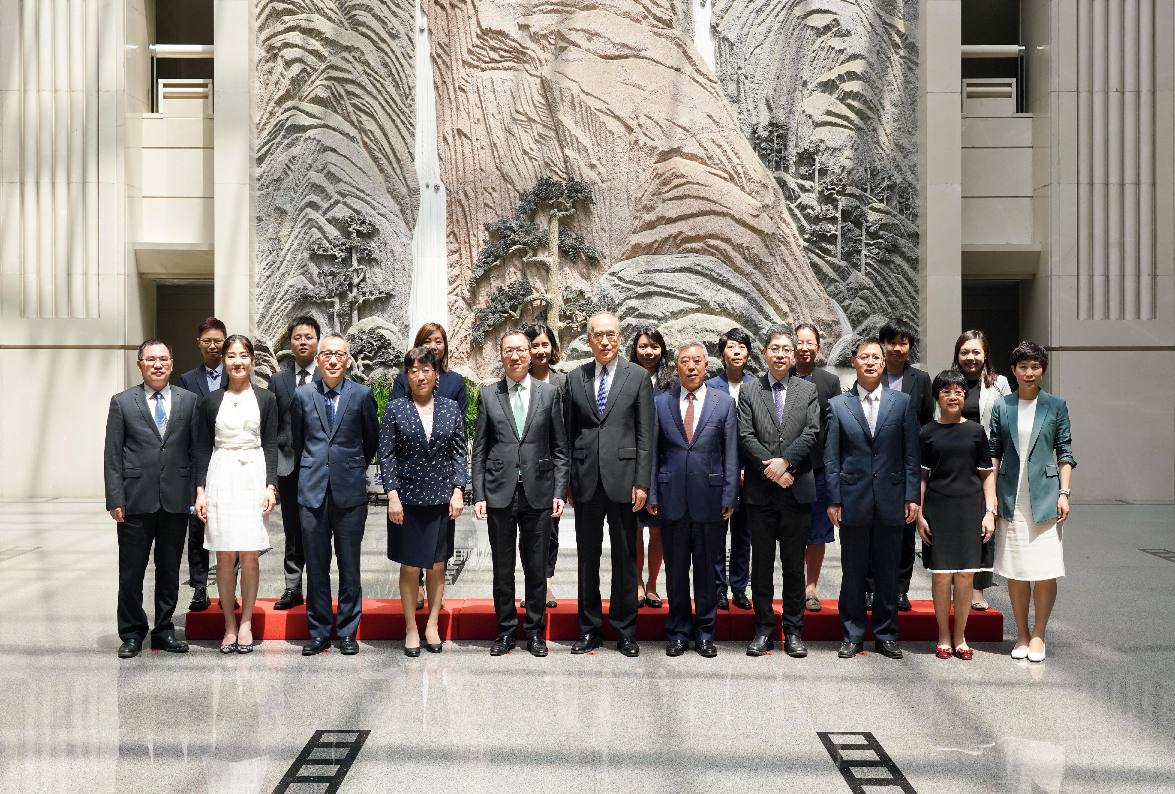 The Secretary for Justice, Mr Paul Lam, SC (front row, fifth left), calls on the Supreme People's Court and meets with its President, Mr Zhang Jun (front row, sixth left), on the morning of May 29 in Beijing. Photo shows both sides after the meeting.
