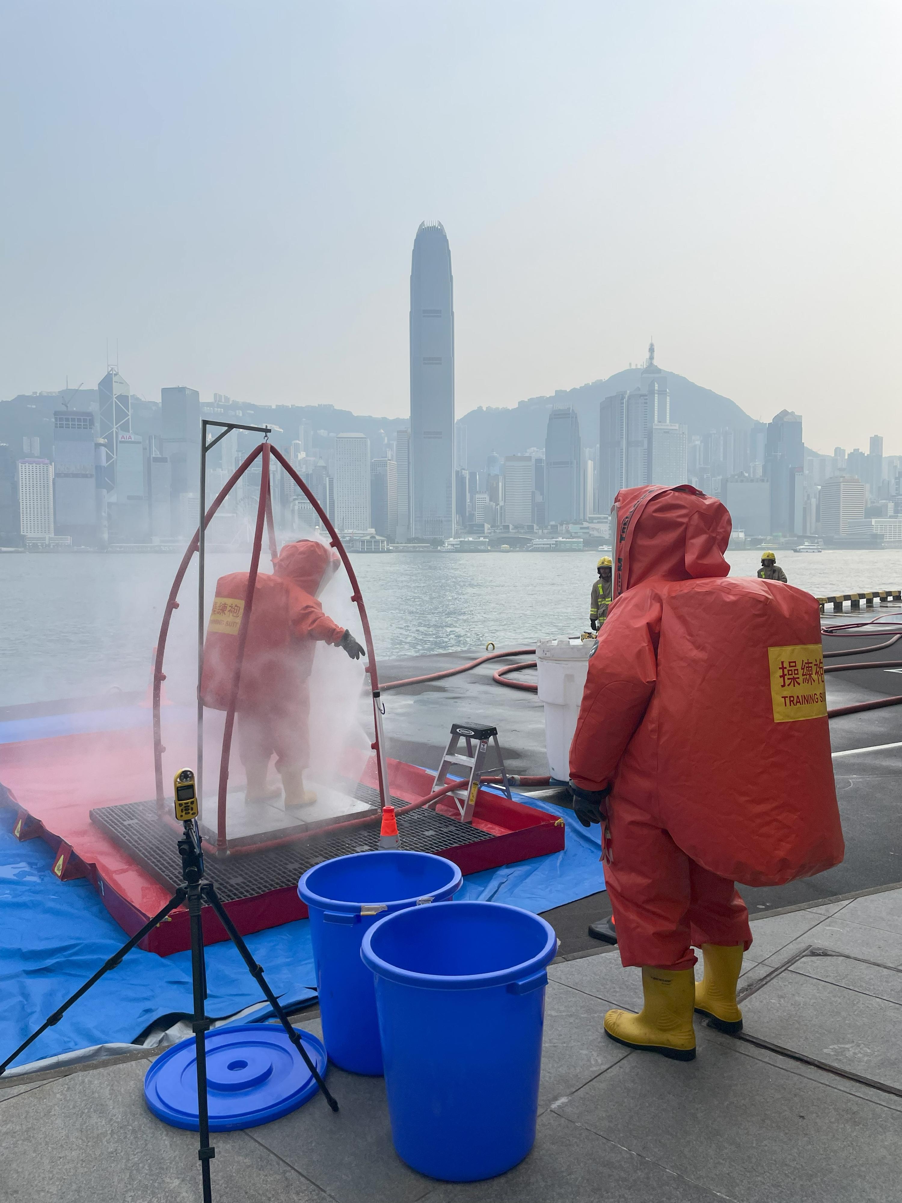 香港海關及消防處今日（五月三十日）下午在海運碼頭聯合舉行代號「把關者II」的反恐演習。圖示穿着化學物品保護袍的消防處人員於現場進行技術洗消。