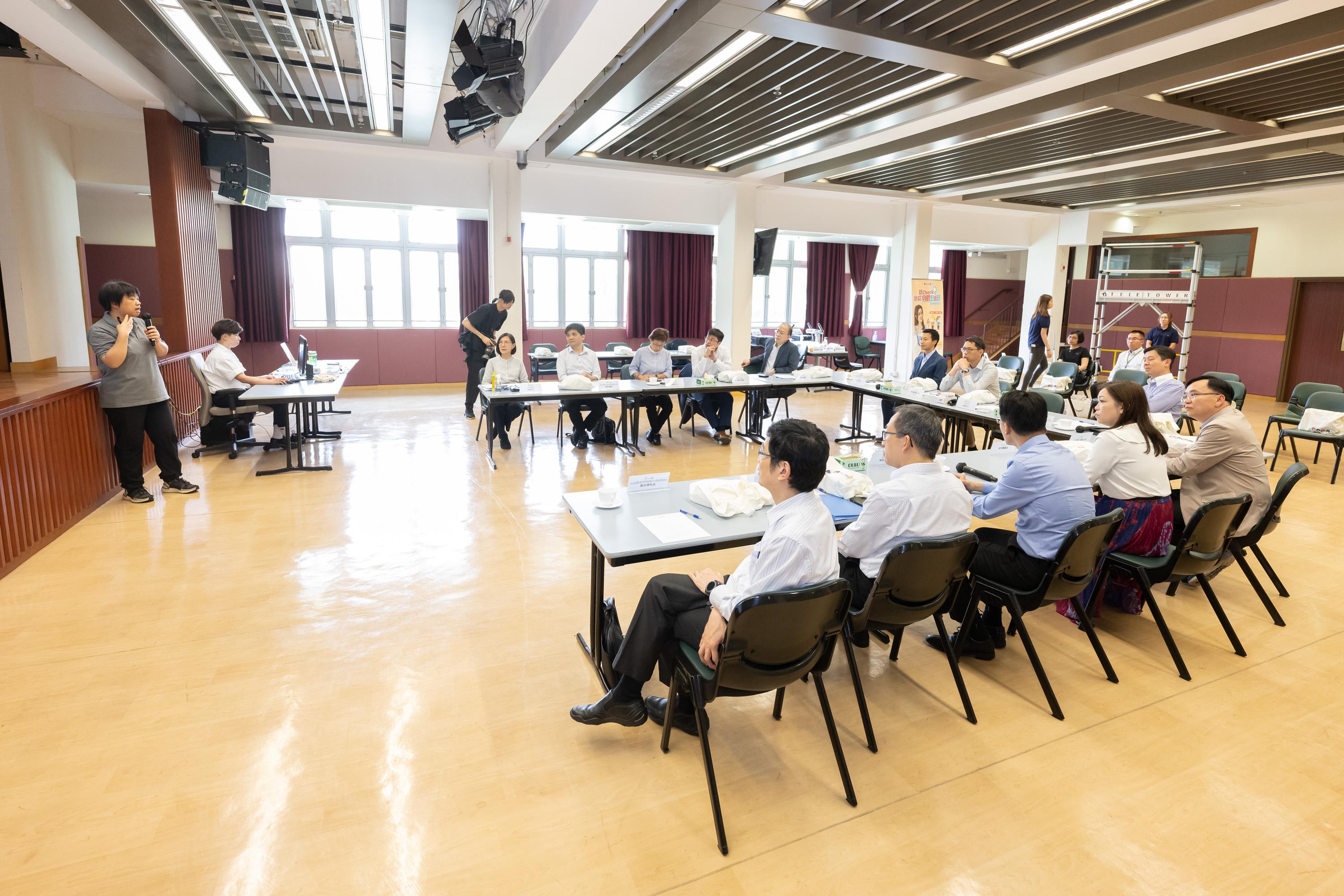 立法會人力事務委員會今日（五月三十日）參觀職安健學院。圖示立法會議員聽取職業安全健康局的代表介紹該局為促進香港安全健康工作文化和環境的最新工作。