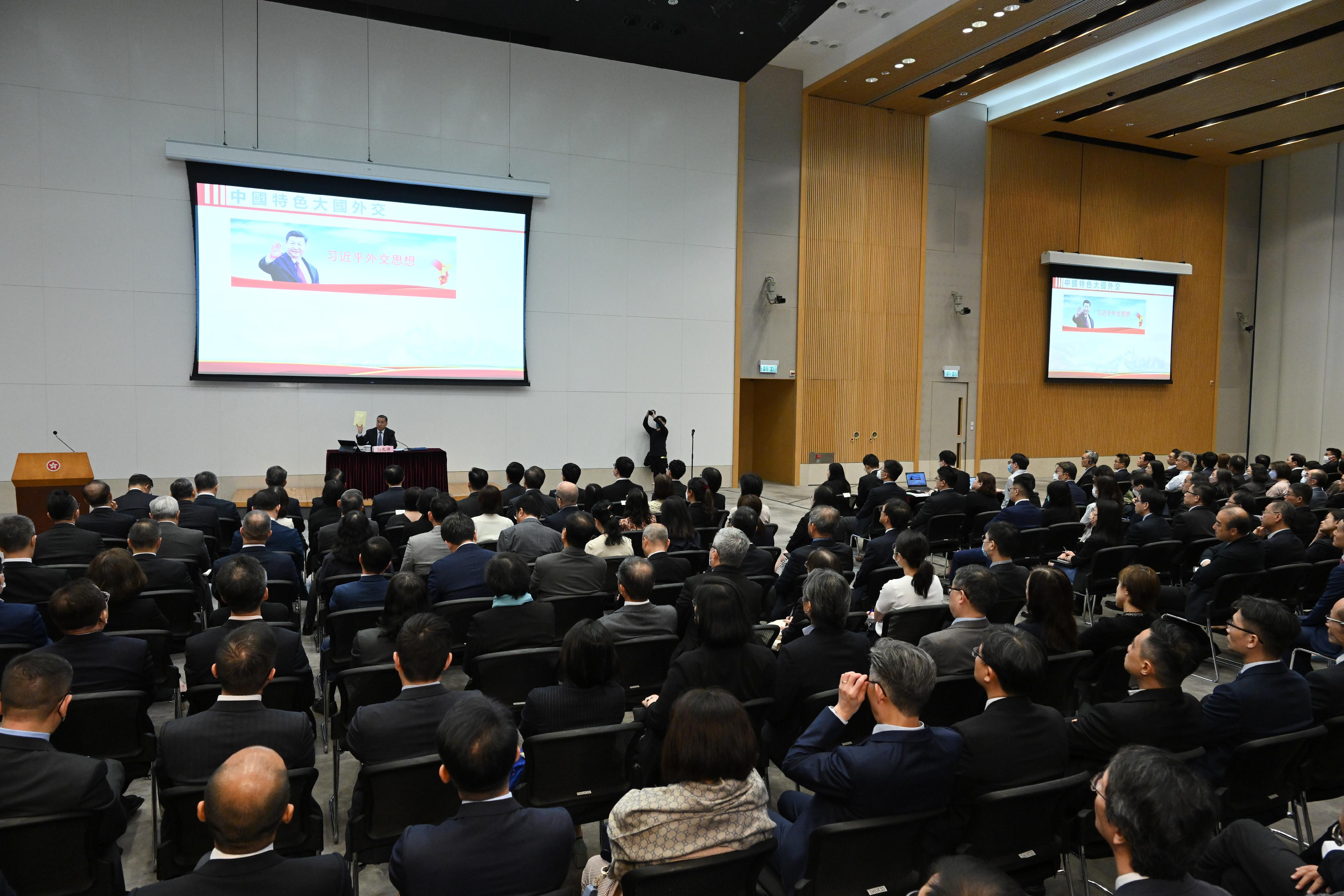 The Civil Service College today (May 31) held a thematic briefing session on "International Landscape and China’s Foreign Relations in 2023" jointly with the Office of the Commissioner of the Ministry of Foreign Affairs (OCMFA) in the Hong Kong Special Administrative Region (HKSAR). The briefing was delivered by the OCMFA’s Commissioner, Mr Liu Guangyuan. It was attended by the Chief Executive, Mr John Lee, and around 450 senior officials, including Secretaries of Departments, Directors of Bureaux and other politically appointed officials, as well as Permanent Secretaries, Heads of Departments, and other senior directorate officers of the HKSAR Government.