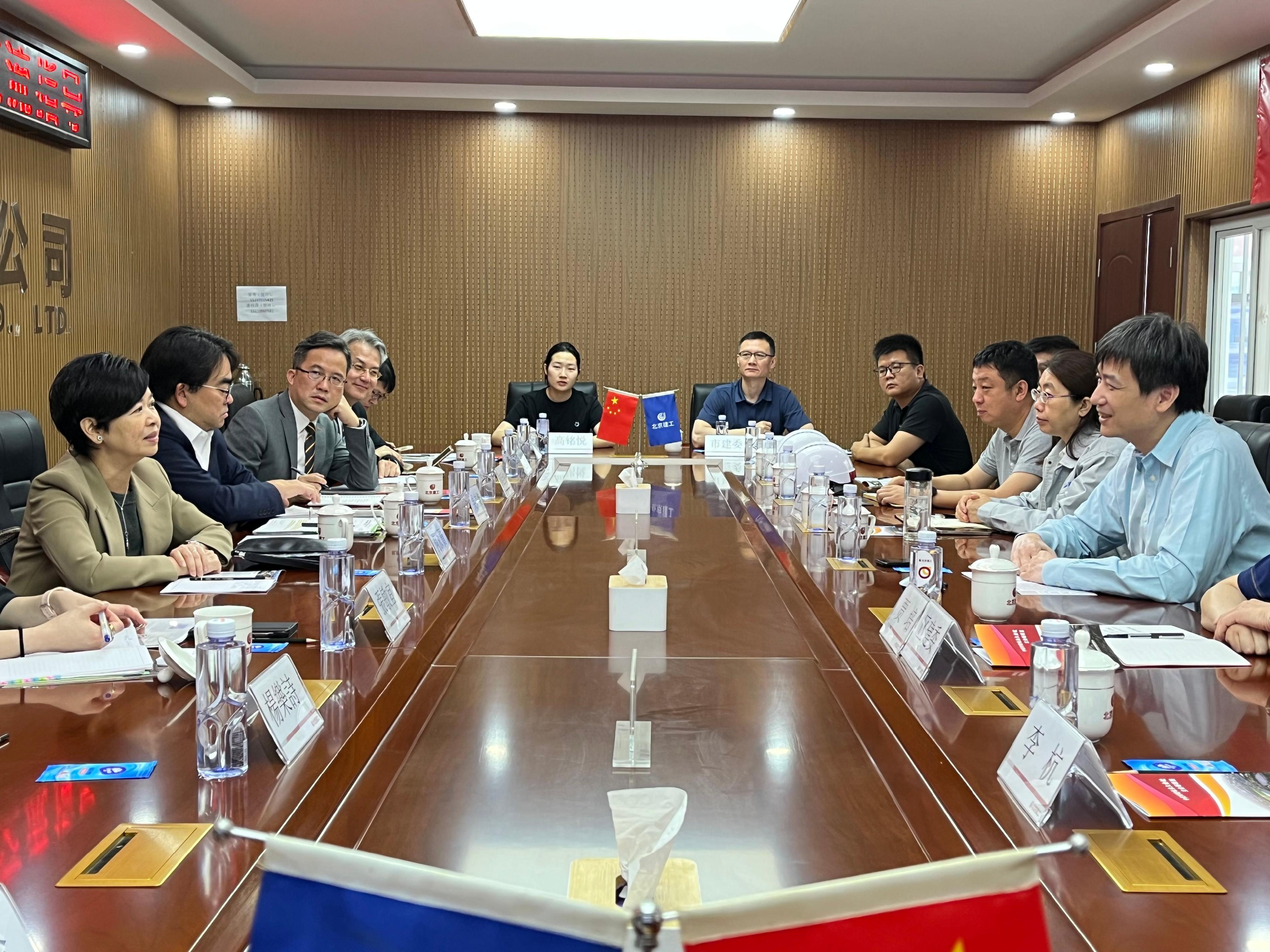 The Secretary for Housing, Ms Winnie Ho, was on the second day of her visit to Beijing today (May 31), visiting the construction project for the permanent venue of the Zhongguancun Forum. Photo shows Ms Ho (first left) exchanging views with the project representatives to learn about the adoption of Building Information Modelling, robotic technology and smart construction sites.