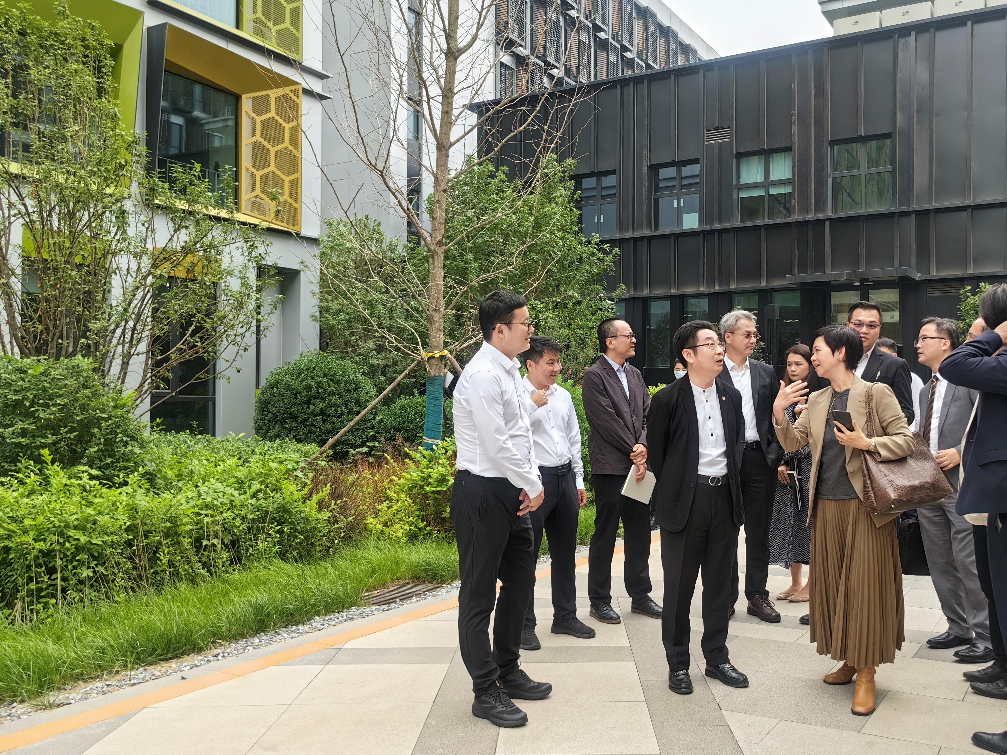 The Secretary for Housing, Ms Winnie Ho, was on the second day of her visit to Beijing today (May 31). Photo shows Ms Ho (first row, right) touring the Yizhuang Blue Collar Apartment Project to learn about the use of the Modular Integrated Construction method in building high-rise buildings expeditiously, which increases the quality of work and shortens the construction time.