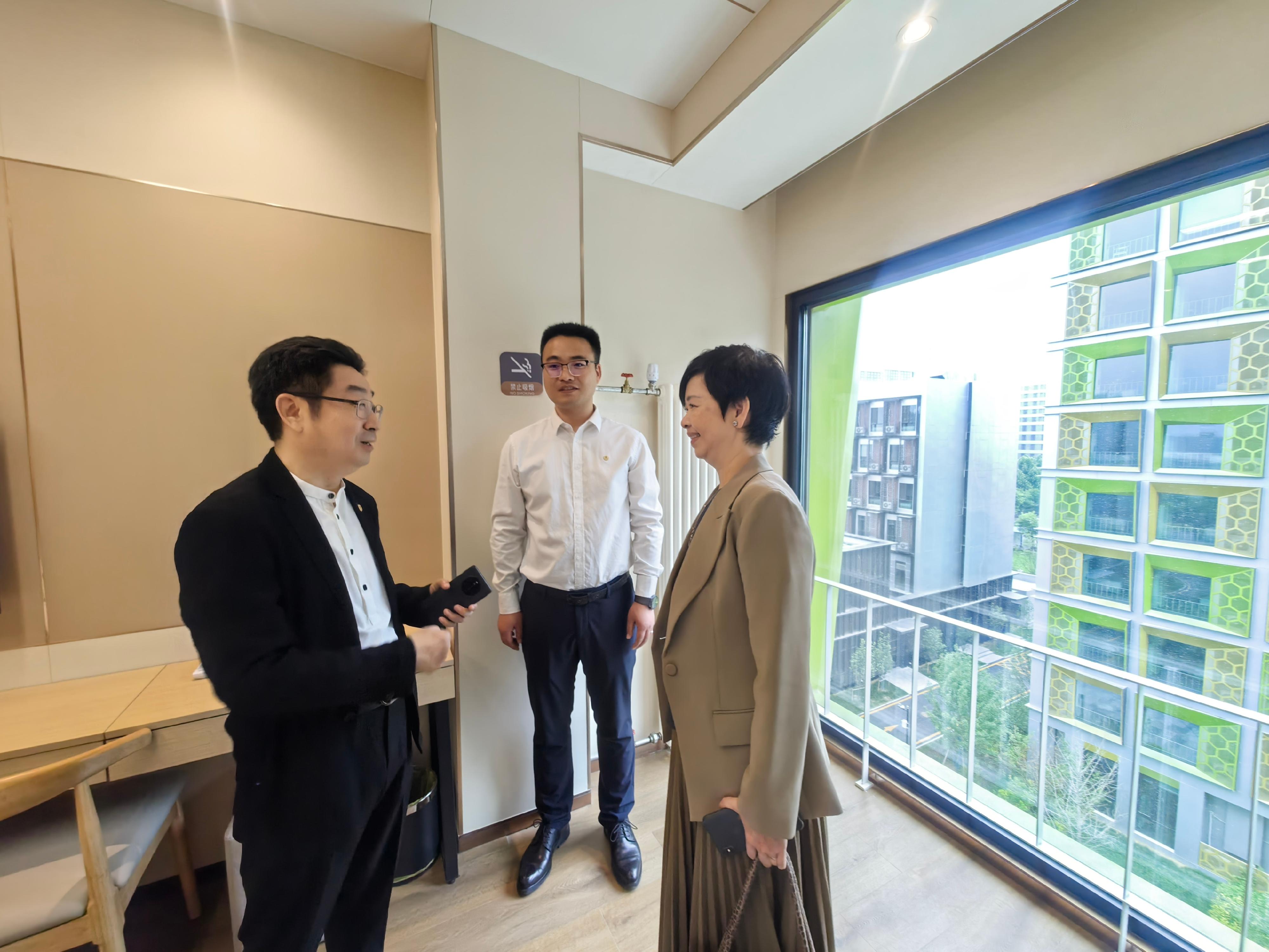 The Secretary for Housing, Ms Winnie Ho, was on the second day of her visit to Beijing today (May 31). Photo shows Ms Ho (right) touring the Yizhuang Blue Collar Apartment Project to learn about the use of the Modular Integrated Construction method in building high-rise buildings expeditiously, which increases the quality of work and shortens the construction time.