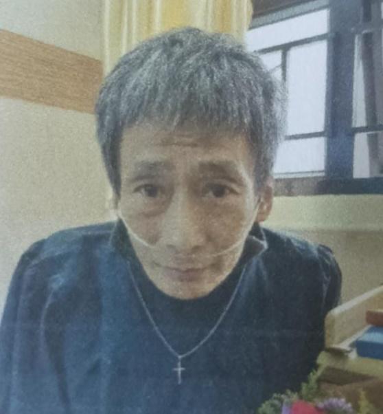 Poong Kam-yiu, aged 60, is about 1.5 metres tall, 45 kilograms in weight and of thin build. He has a long face with yellow complexion and short grey hair. He was last seen wearing a T-shirt, dark vest and trousers.

