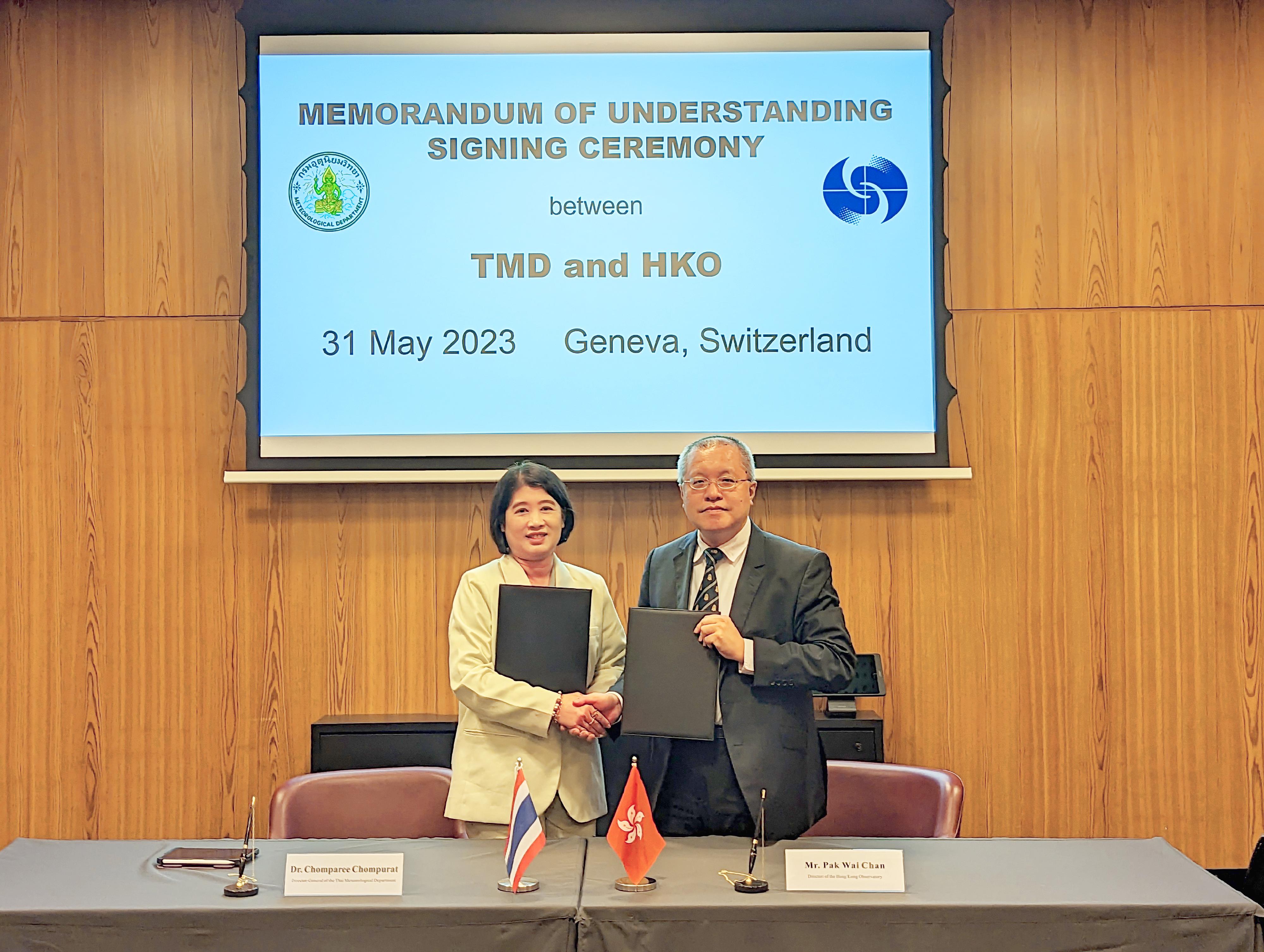 The Director of the Hong Kong Observatory, Mr Chan Pak-wai (right), and the Director-General of the Thai Meteorological Department, Dr Chomparee Chompurat (left), signed the renewed memorandum of understanding to further strengthen meteorological collaboration yesterday (May 31, Geneva time).