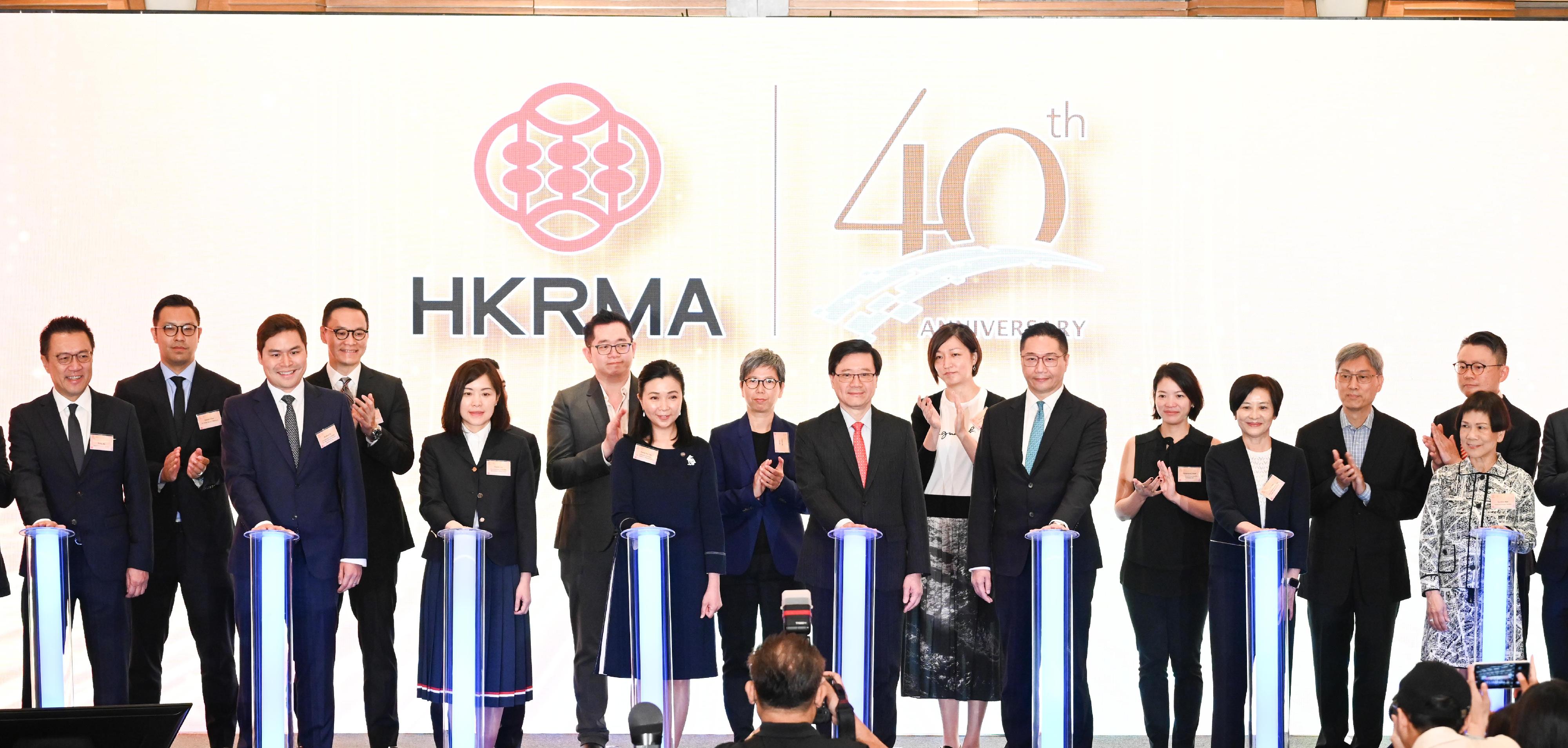 行政長官李家超今日（六月一日）出席香港零售高峰會2023。圖示李家超（前排右四）、香港零售管理協會主席謝邱安儀（前排左四）和其他嘉賓主持啓動禮。