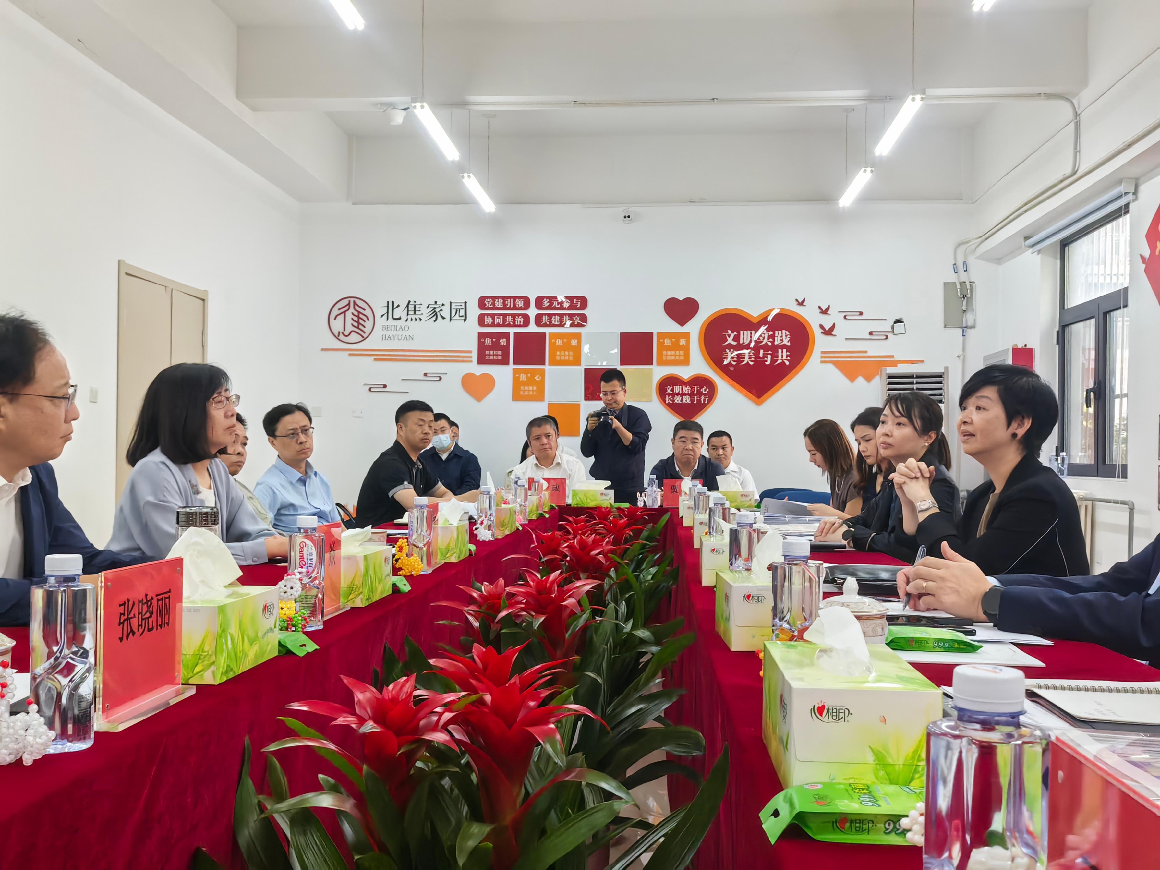 房屋局局長何永賢今日（六月一日）在北京進行第三天的訪問行程。圖示何永賢（右一）參與北京市住房和城鄉建設委員會及北京保障房中心有限公司舉行的座談會，進行交流研討。