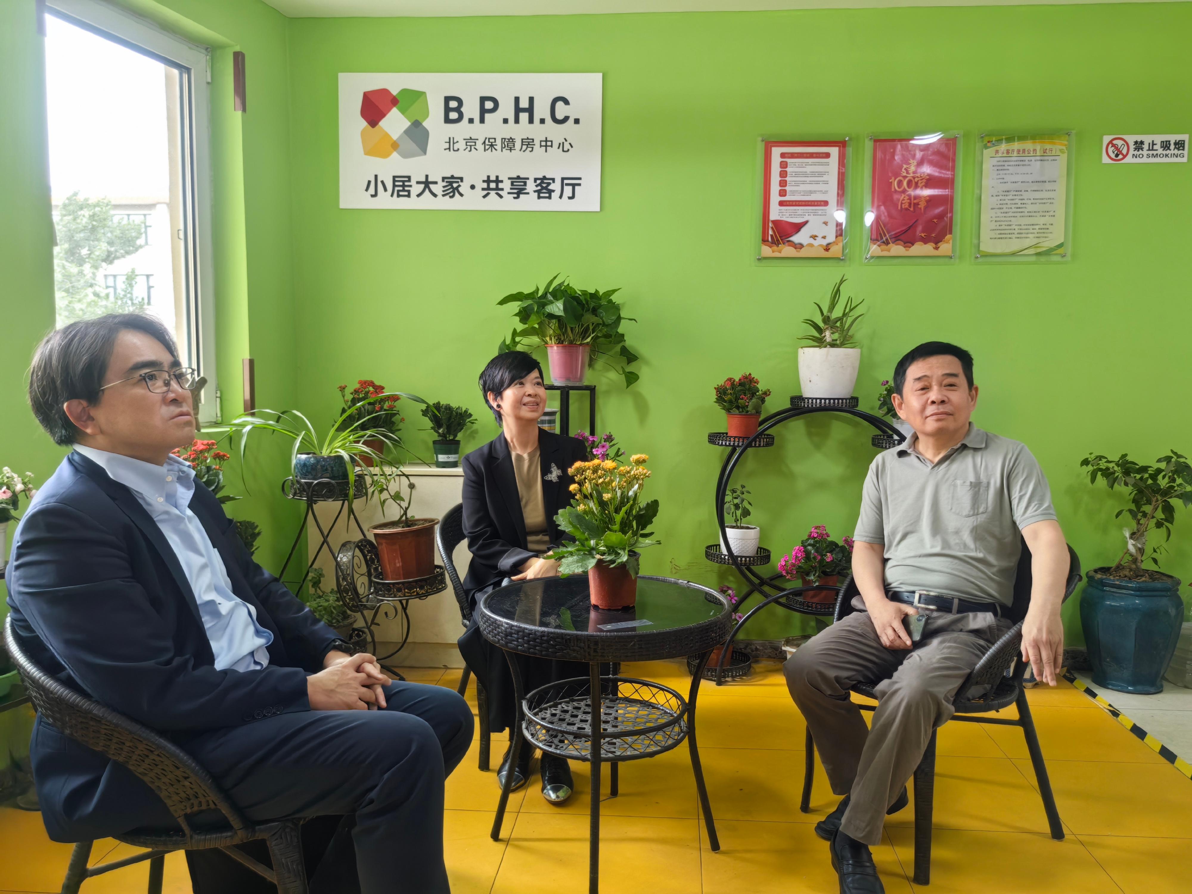 房屋局局長何永賢今日（六月一日）在北京進行第三天的訪問行程。圖示何永賢（中）到訪屬國有企業的北京保障房中心有限公司發展的社會保障性住房項目。