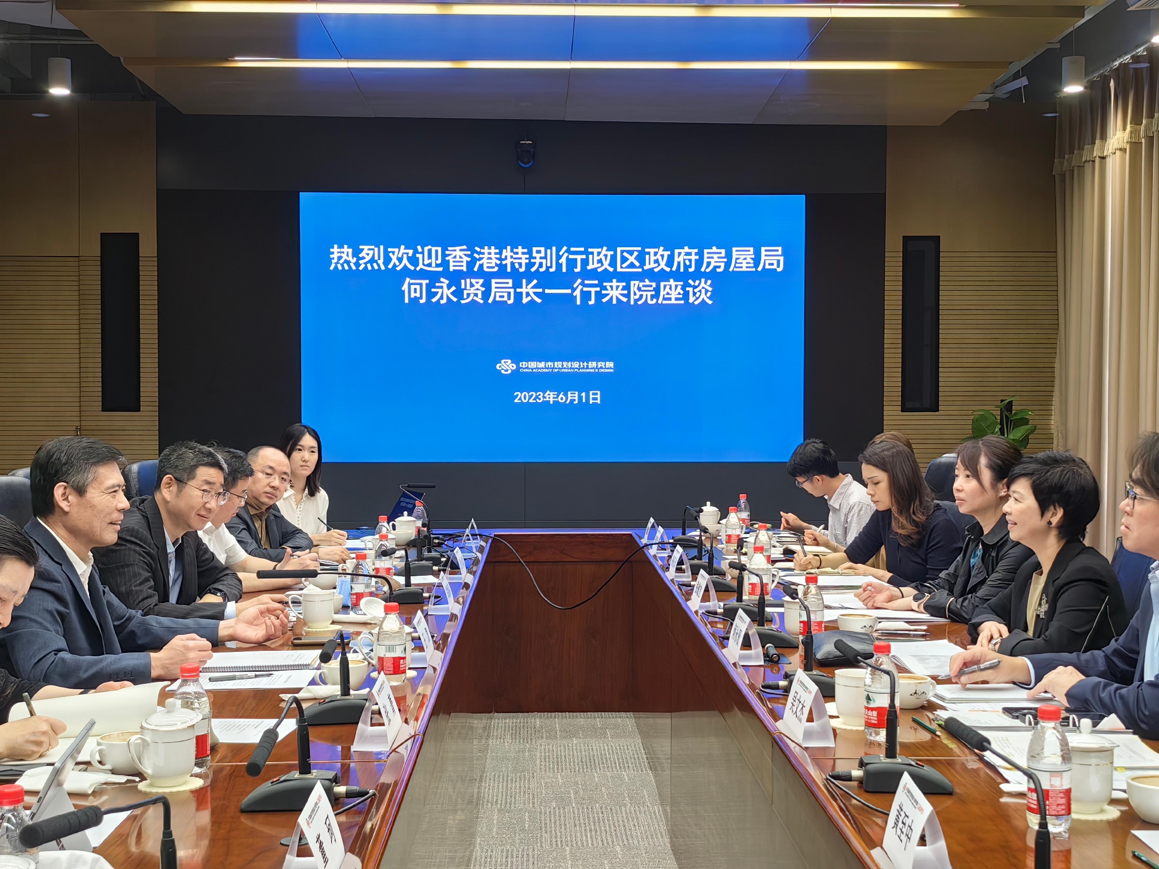 The Secretary for Housing, Ms Winnie Ho, was on the third day of her visit to Beijing today (June 1). Photo shows Ms Ho (second right) meeting with the President of the China Academy of Urban Planning and Design, Mr Wang Kai (first left), to learn about the academy's work in promoting urban policy formulation.