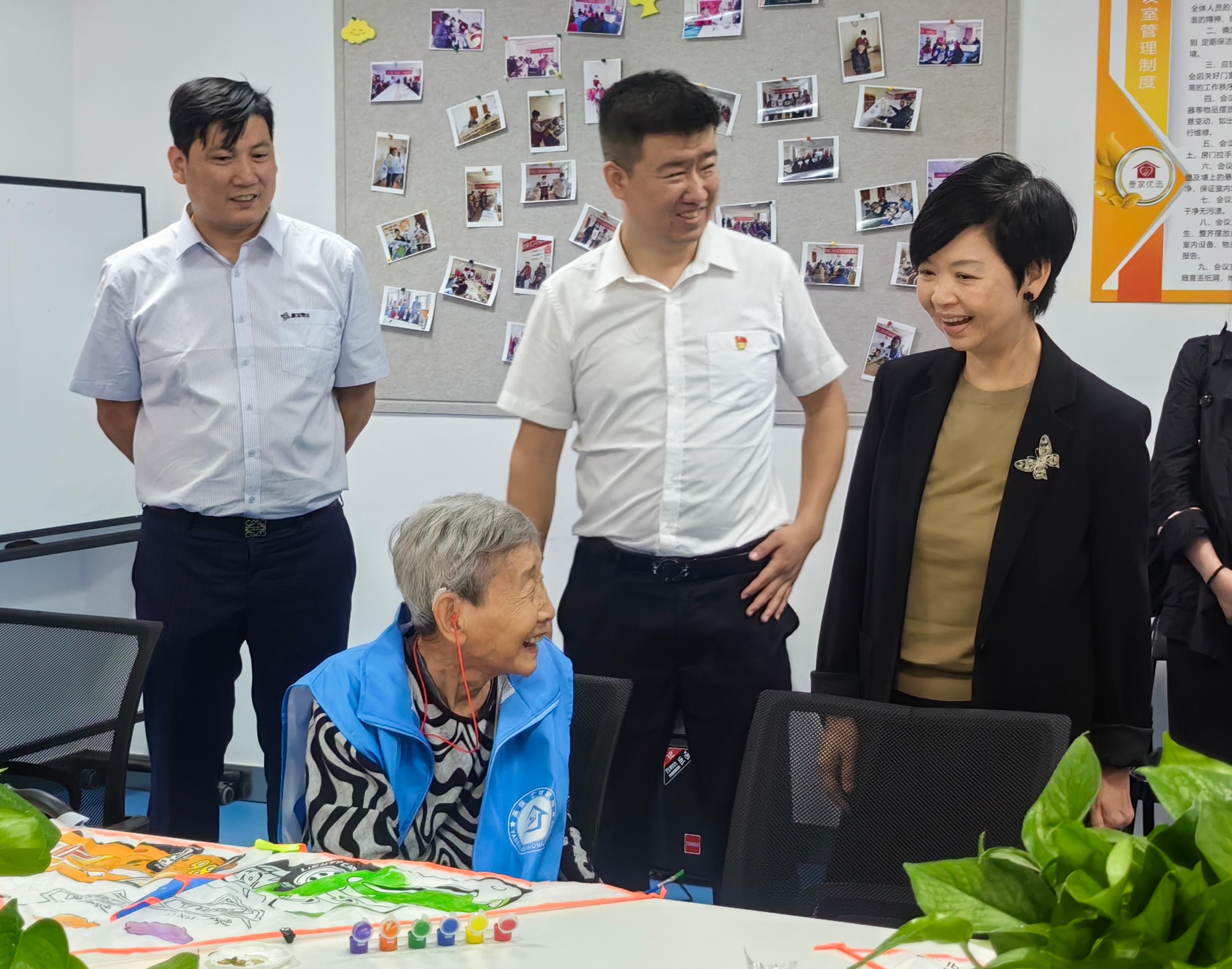 The Secretary for Housing, Ms Winnie Ho, was on the third day of her visit to Beijing today (June 1). Photo shows Ms Ho (first right) visiting indemnificatory housing projects developed by a state-owned enterprise, namely the Beijing Public Housing Center, and talking with residents to understand their daily lives.