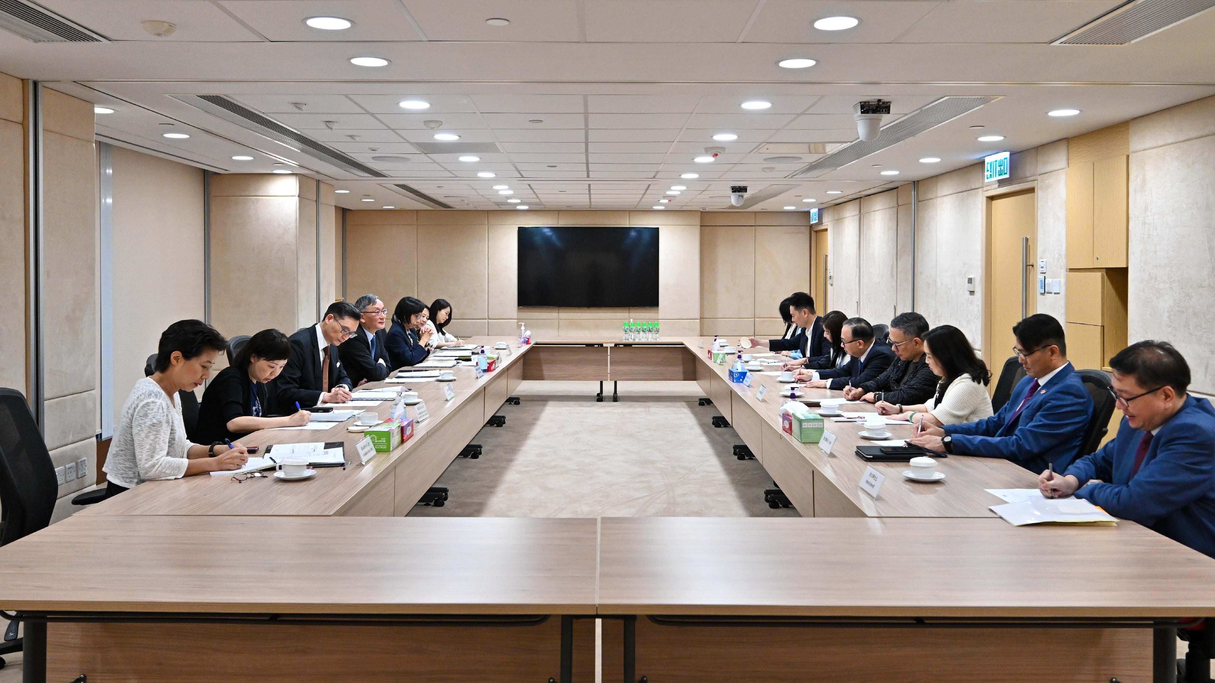 Members of the Legislative Council Panel on Administration of Justice and Legal Services today (June 2) visited the High Court Building and met with members of the Judiciary.