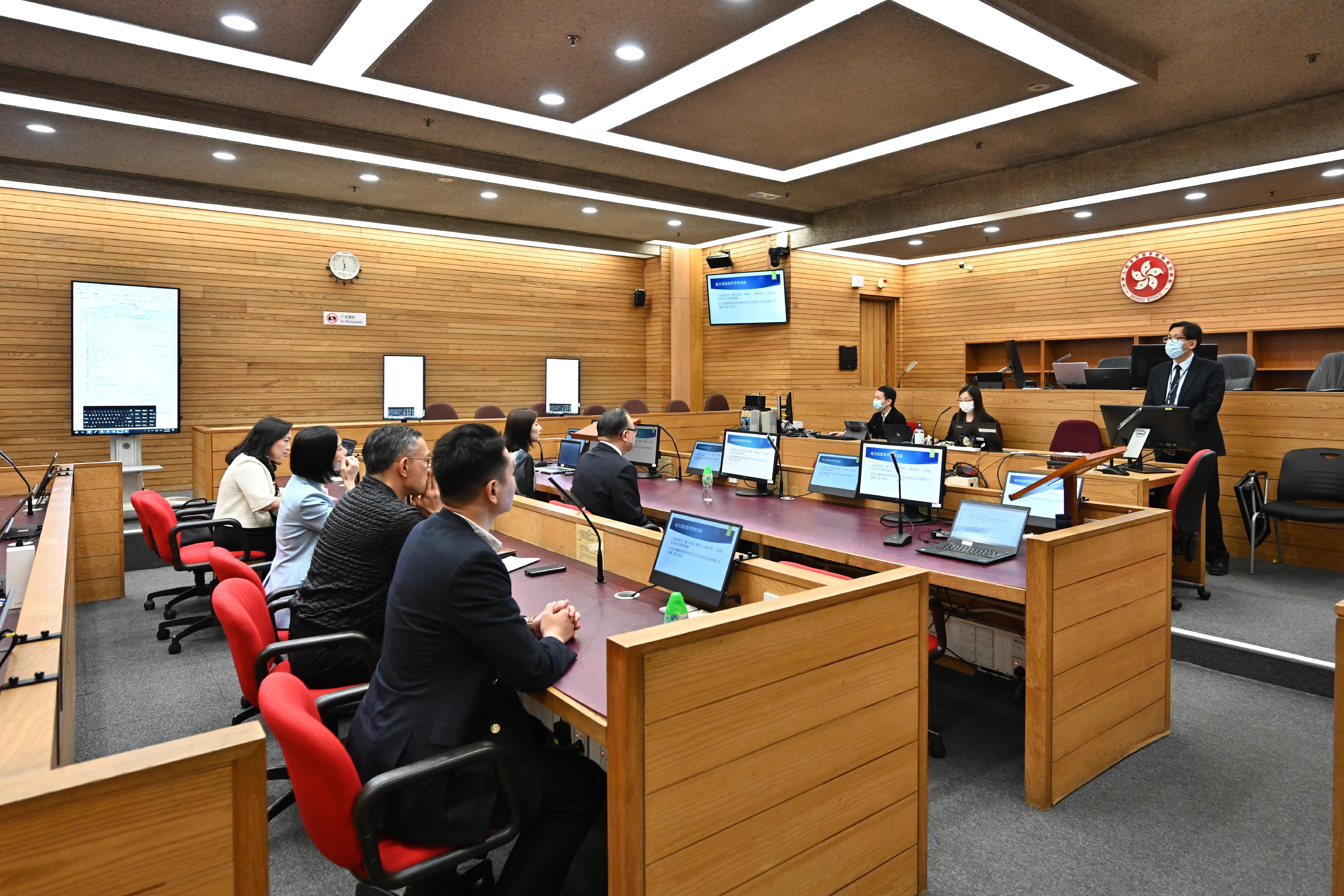 Members of the Legislative Council Panel on Administration of Justice and Legal Services today (June 2) visited the High Court Building and were given a demonstration on major initiatives on the use of technology.