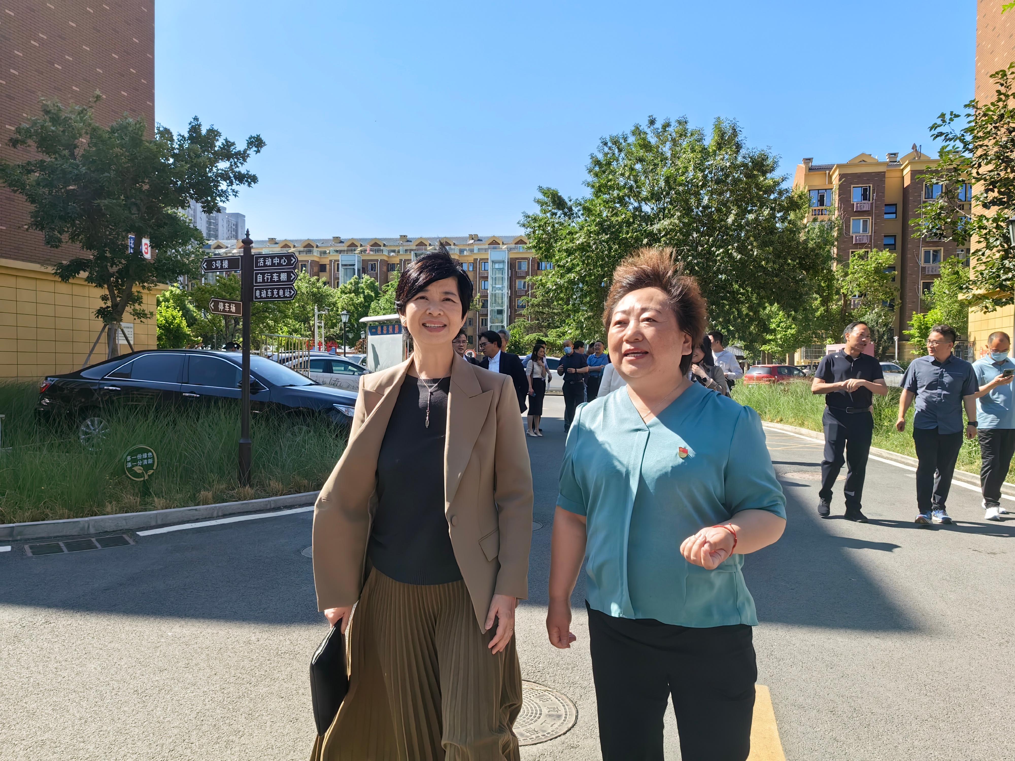 房屋局局長何永賢今日（六月二日）在北京進行第四天的訪問行程。圖示何永賢（左）考察通州區北小園小區。