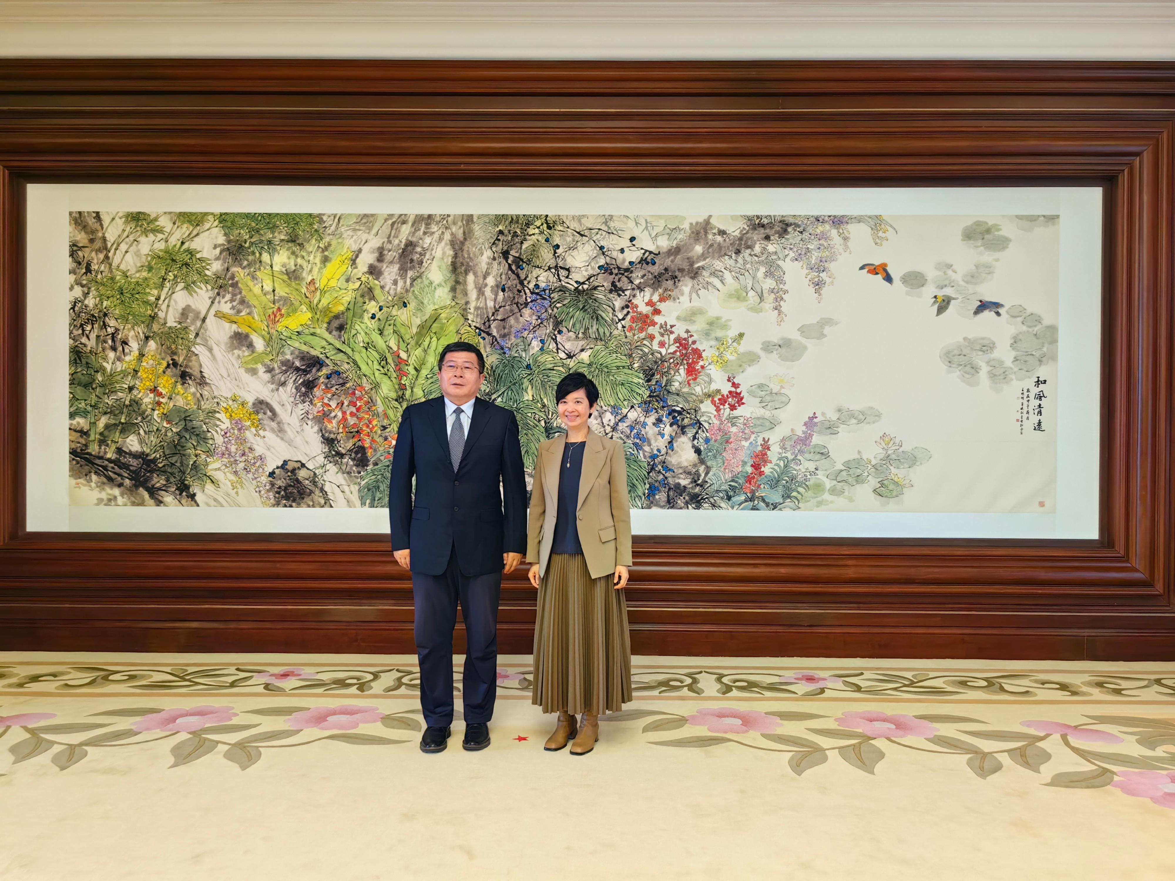 房屋局局長何永賢今日（六月二日）在北京進行第四天的訪問行程，與北京市領導會面。圖示何永賢（右）與北京市副市長談緒祥（左）合照。
