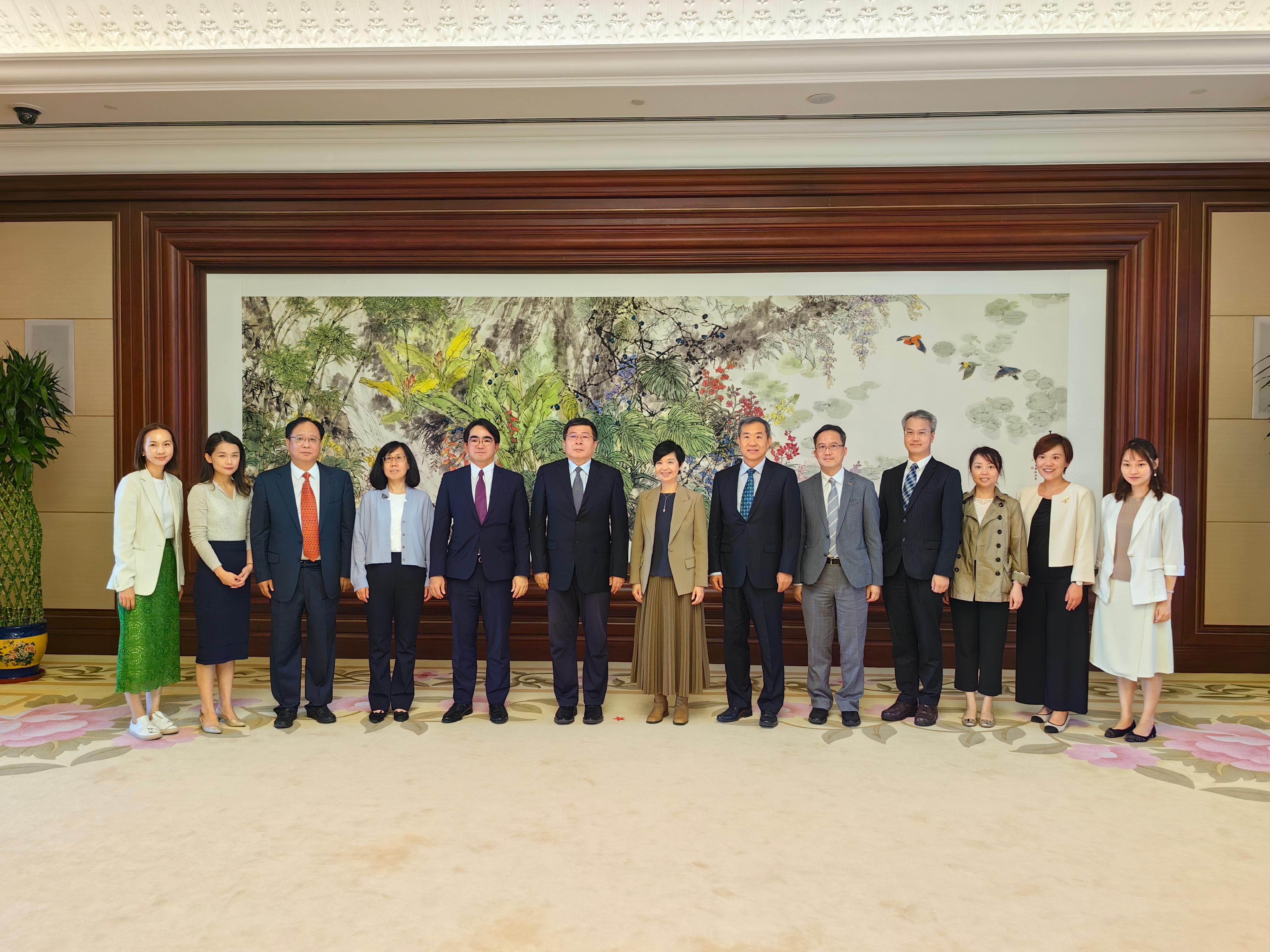 房屋局局長何永賢今日（六月二日）在北京進行第四天的訪問行程，與北京市領導會面。圖示何永賢（中）與北京市副市長談緒祥（左六）合照。