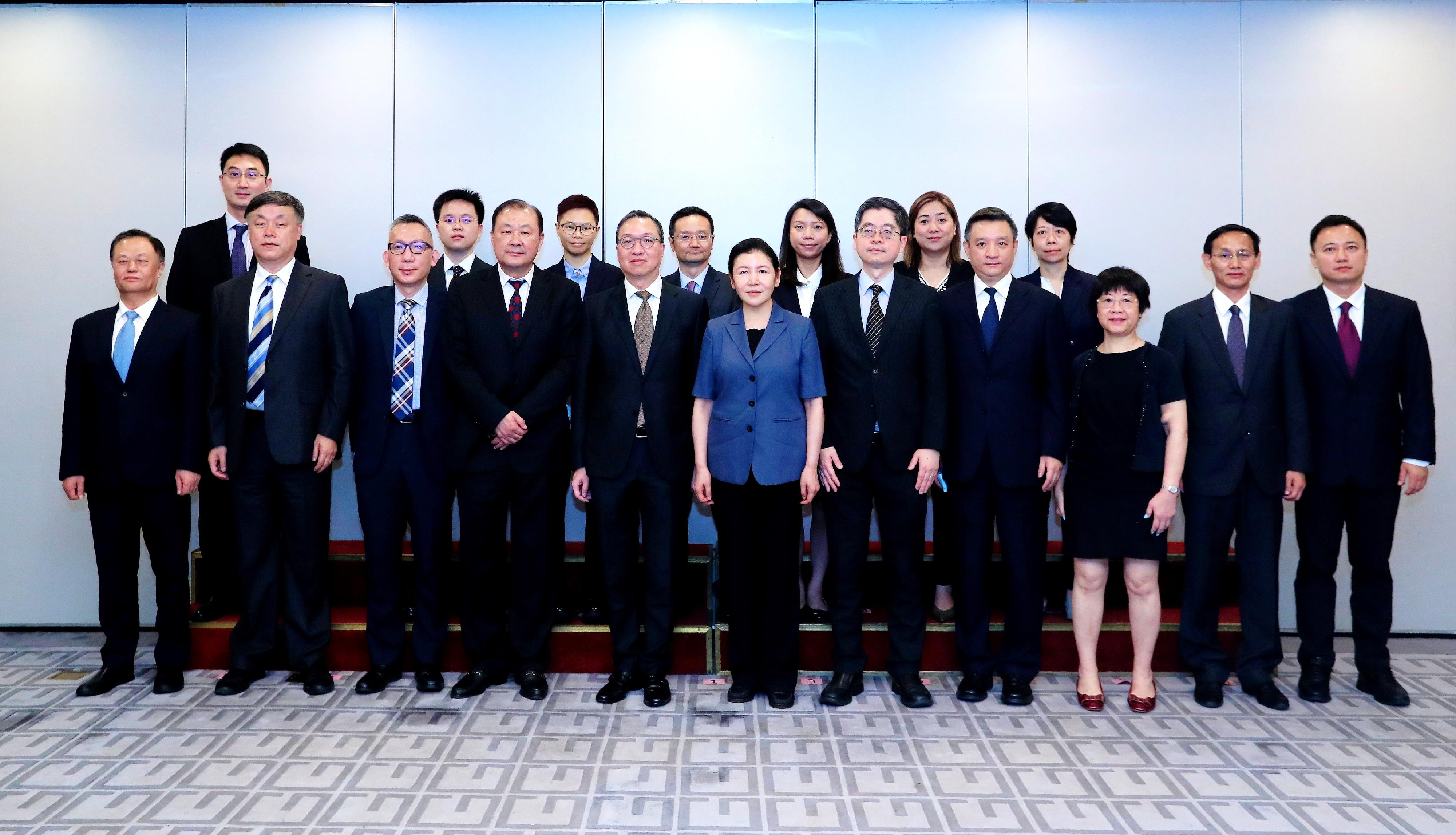 律政司司長林定國資深大律師（前排左五）五月三十一日上午在北京拜訪司法部，與司法部部長賀榮（前排左六）會面。