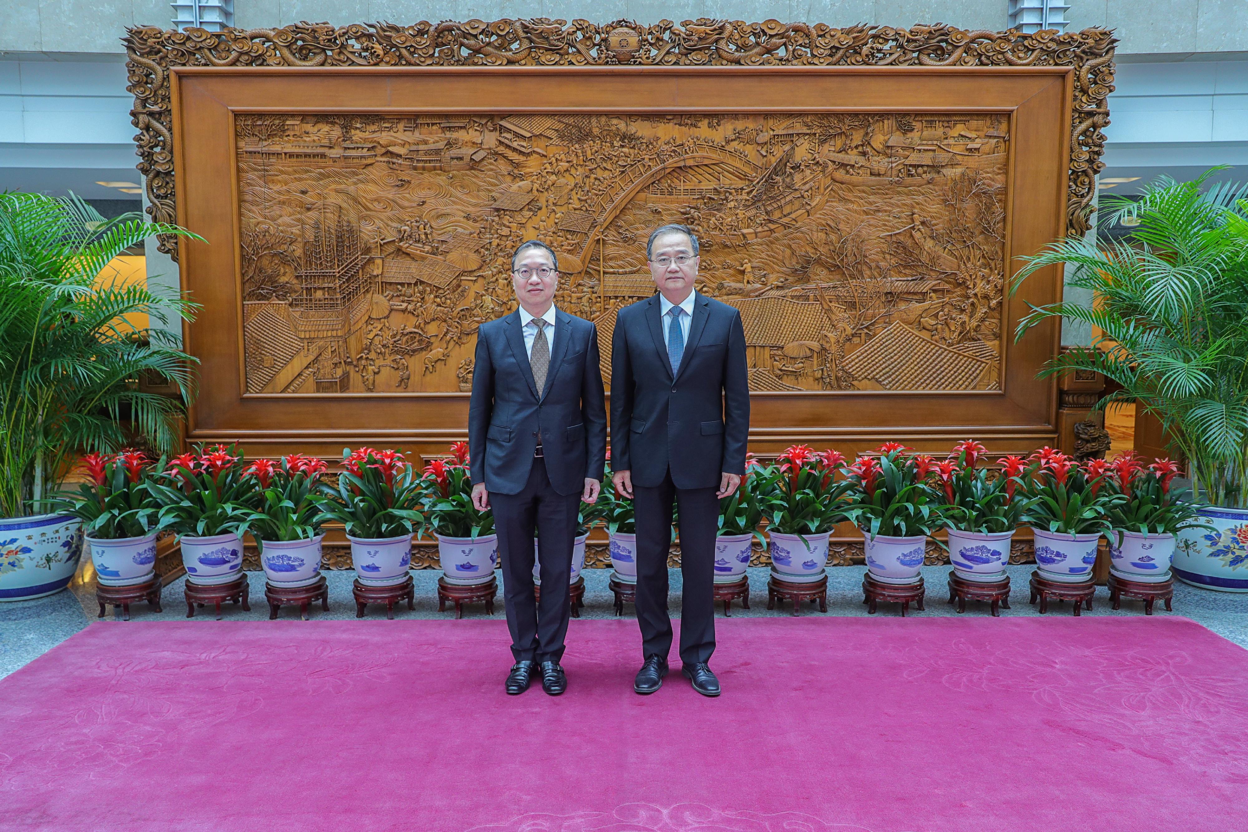 律政司司長林定國資深大律師（左）五月三十一日在北京拜訪外交部，與外交部副部長鄧勵（右）會面。
