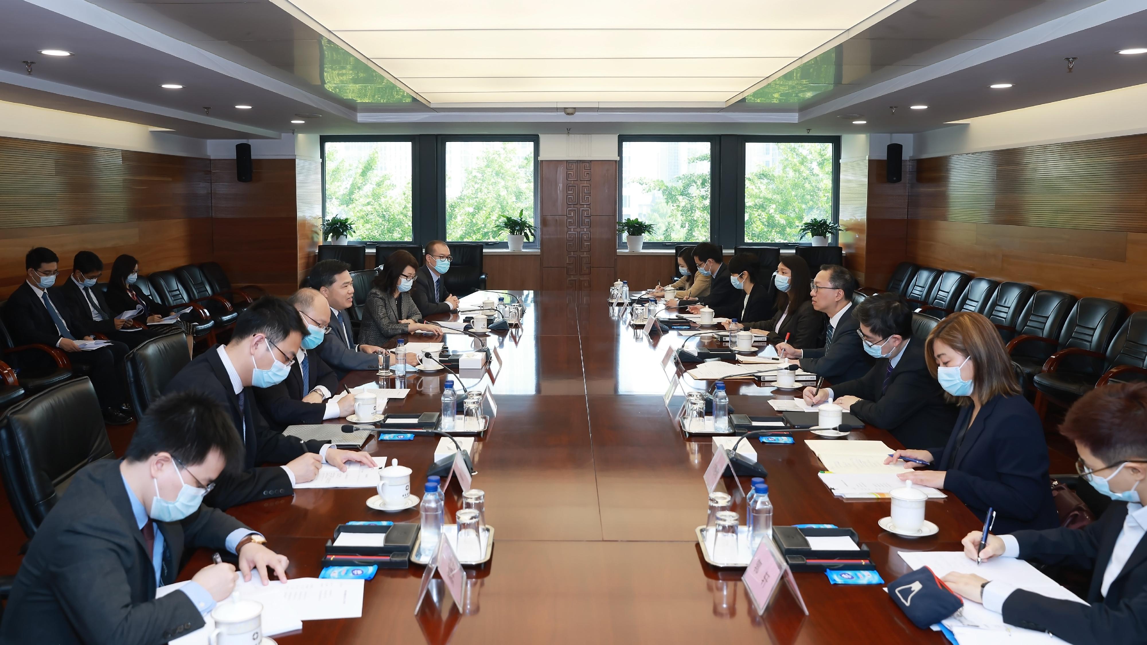 The Secretary for Justice, Mr Paul Lam, SC (fourth right), calls on the Ministry of Commerce and meets with Vice Minister of Commerce Mr Sheng Qiuping (fourth left) on the morning of June 1 in Beijing. 