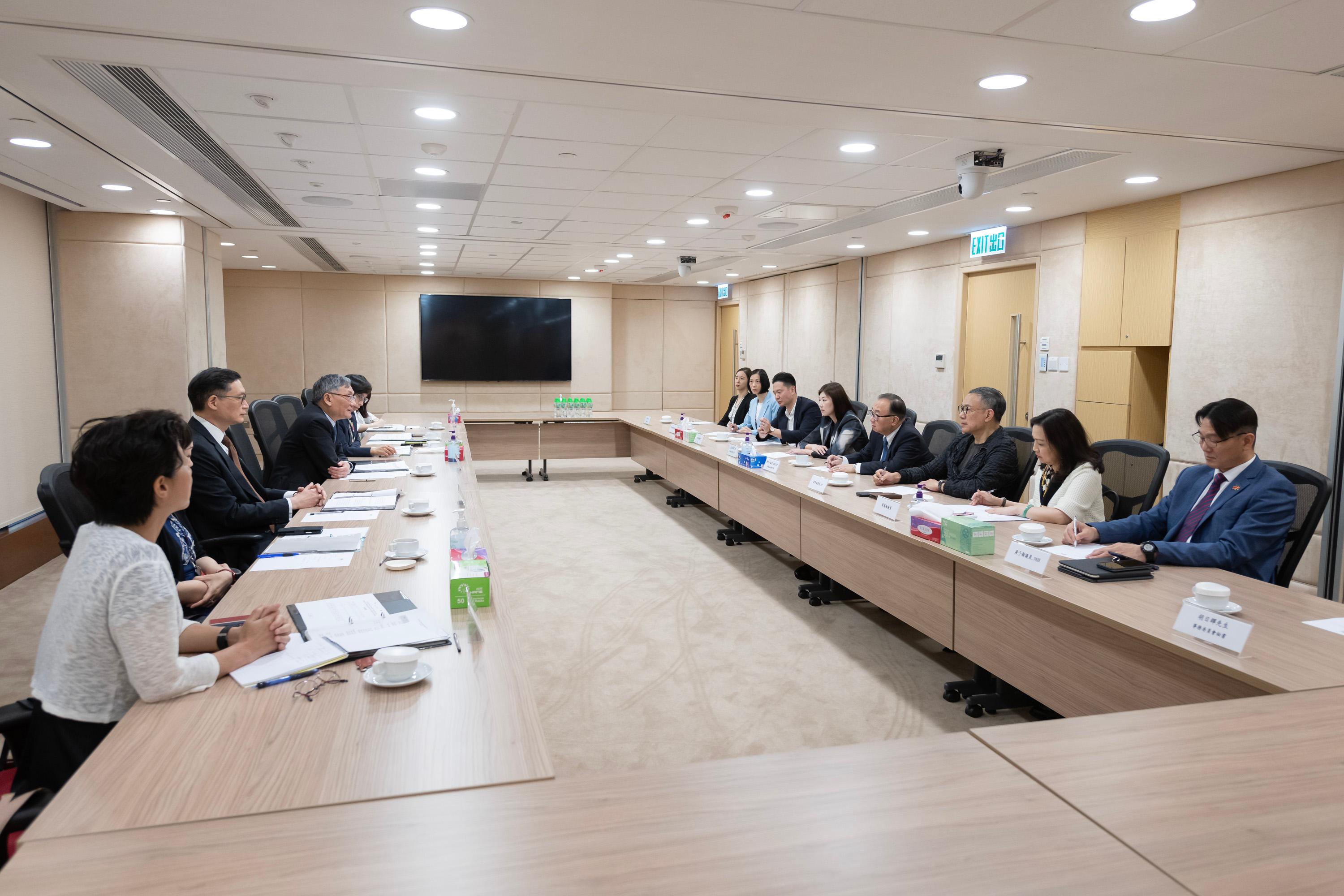 The Legislative Council (LegCo) Panel on Administration of Justice and Legal Services visits the Judiciary at the High Court Building today (June 2) to meet with members of the Judiciary and toured its facilities. Photo shows LegCo Members meeting with members of the Judiciary.