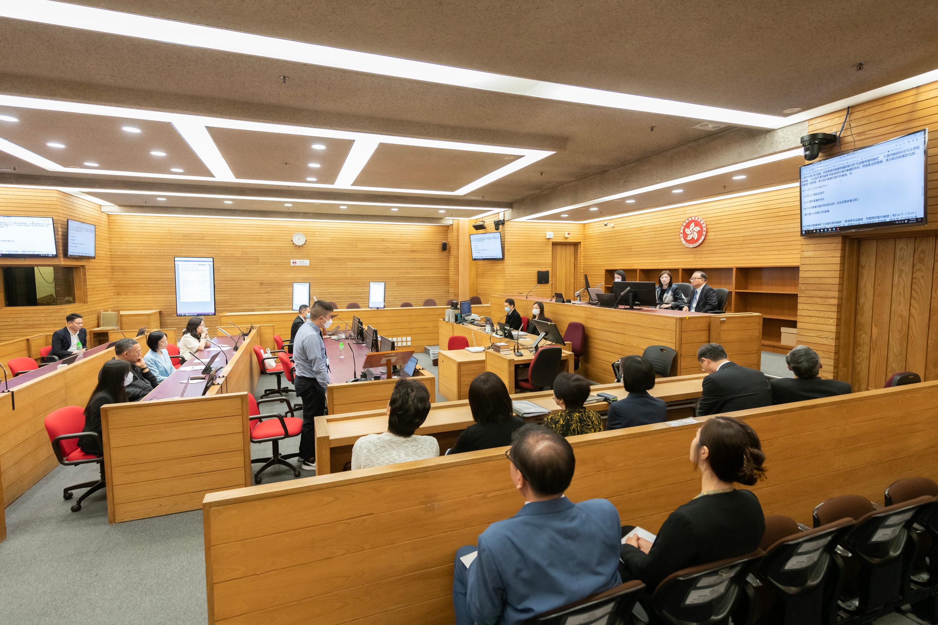 The Legislative Council (LegCo) Panel on Administration of Justice and Legal Services visits the Judiciary at the High Court Building today (June 2) to meet with members of the Judiciary and toured its facilities. Photos shows LegCo Members observing the demonstration of remote hearing and digital evidence presentation.