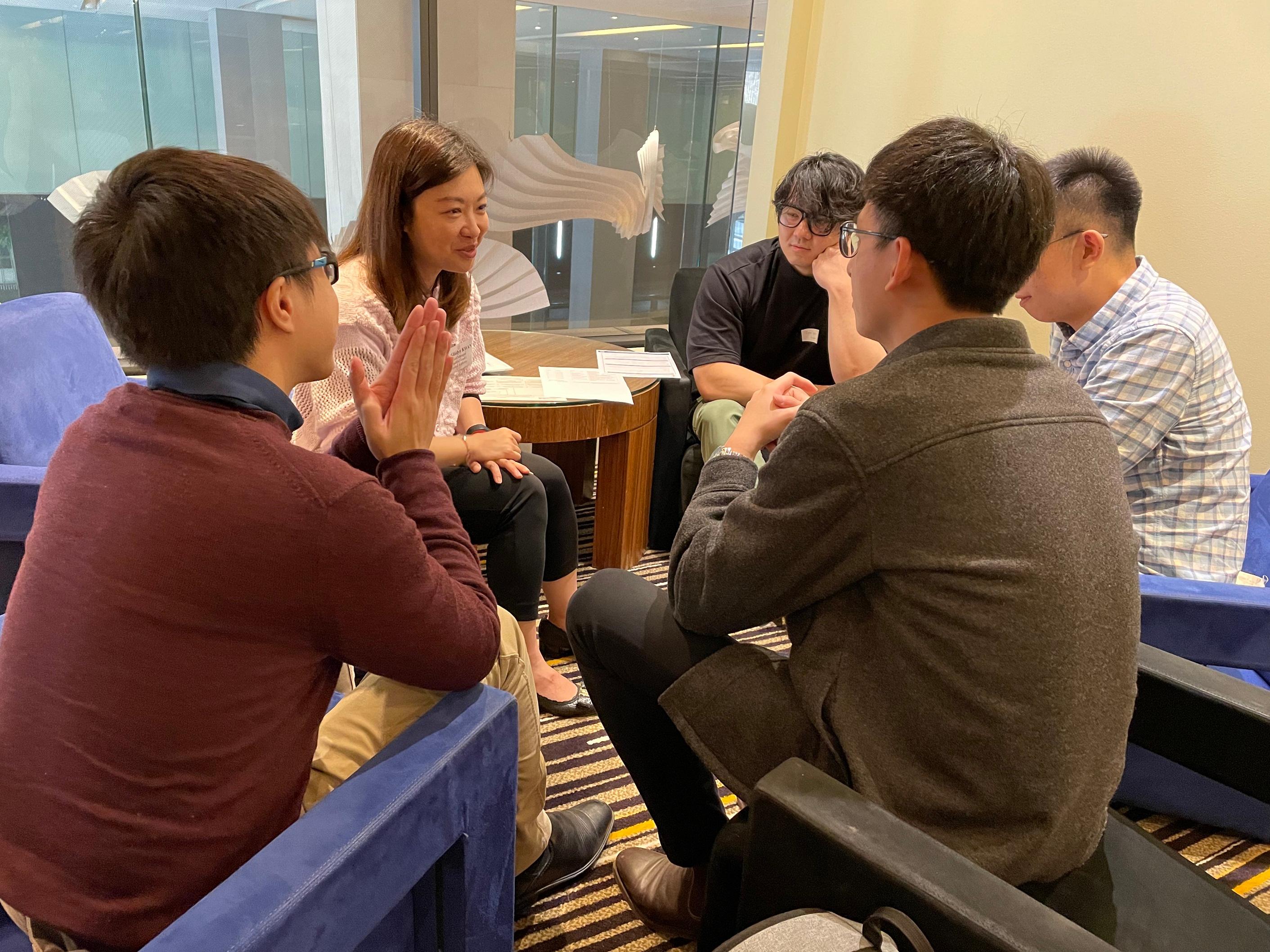 The Chief Manager (Medical Grade) of the Hospital Authority, Dr Gladys Kwan (second left), exchanges with medical students and introduces the working environment in public hospitals, career prospect and other living arrangements in Hong Kong at the Recruitment Day held in Sydney, Australia today (June 3).