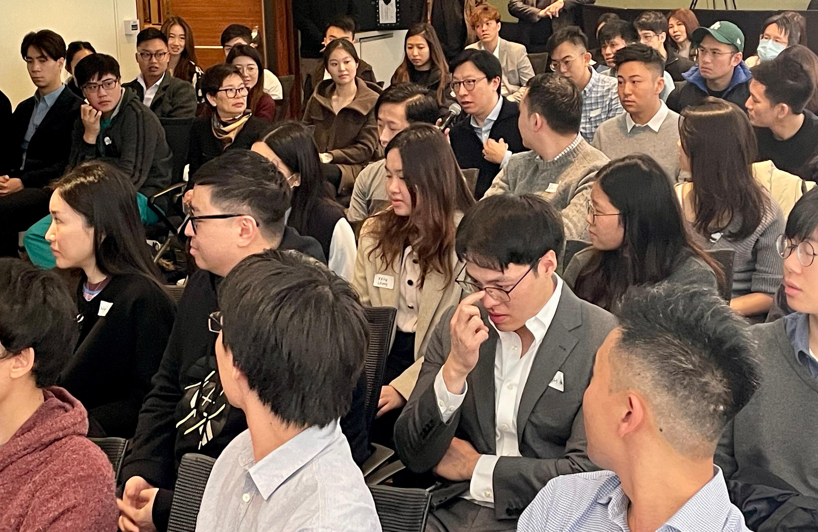 Medical students and medical practitioners from Australia exchange with the Hong Kong delegation to learn more about the working environment of public healthcare institutions, training ladders and living arrangements in Hong Kong at the Recruitment Day for non-locally trained doctors held in Sydney, Australia today (June 3).