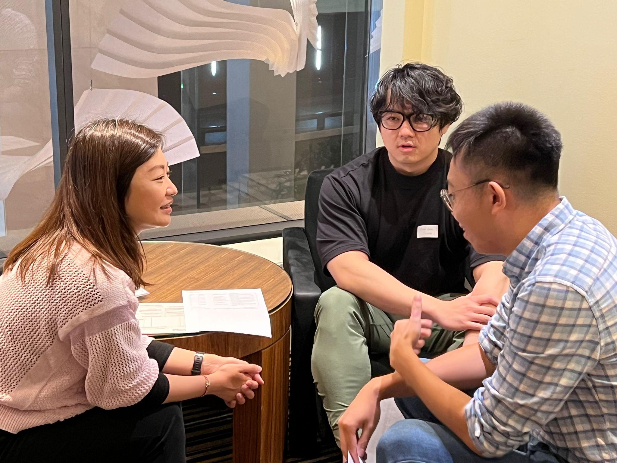 The Hospital Authority Chief Manager (Medical Grade), Dr Gladys Kwan (first left), exchanged with medical students from Australia and introduced the working environment in public hospitals, career prospect and other living arrangements in Hong Kong at the recruitment event held in Sydney, Australia today (June 3).