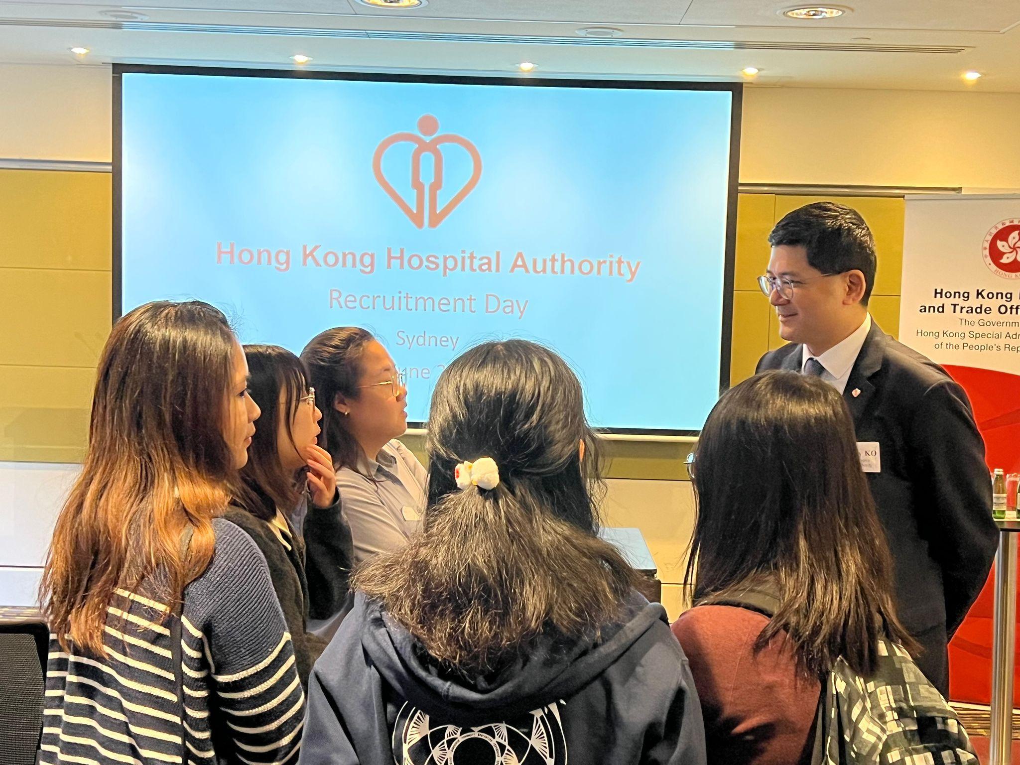 The Hospital Authority Chief Executive, Dr Tony Ko (first right) encouraged the medical students and medical practitioners from Australia to work in public hospitals in Hong Kong, and said the HA would provide necessary supports to those interested in coming to Hong Kong at the recruitment event held in Sydney, Australia today (June 3).