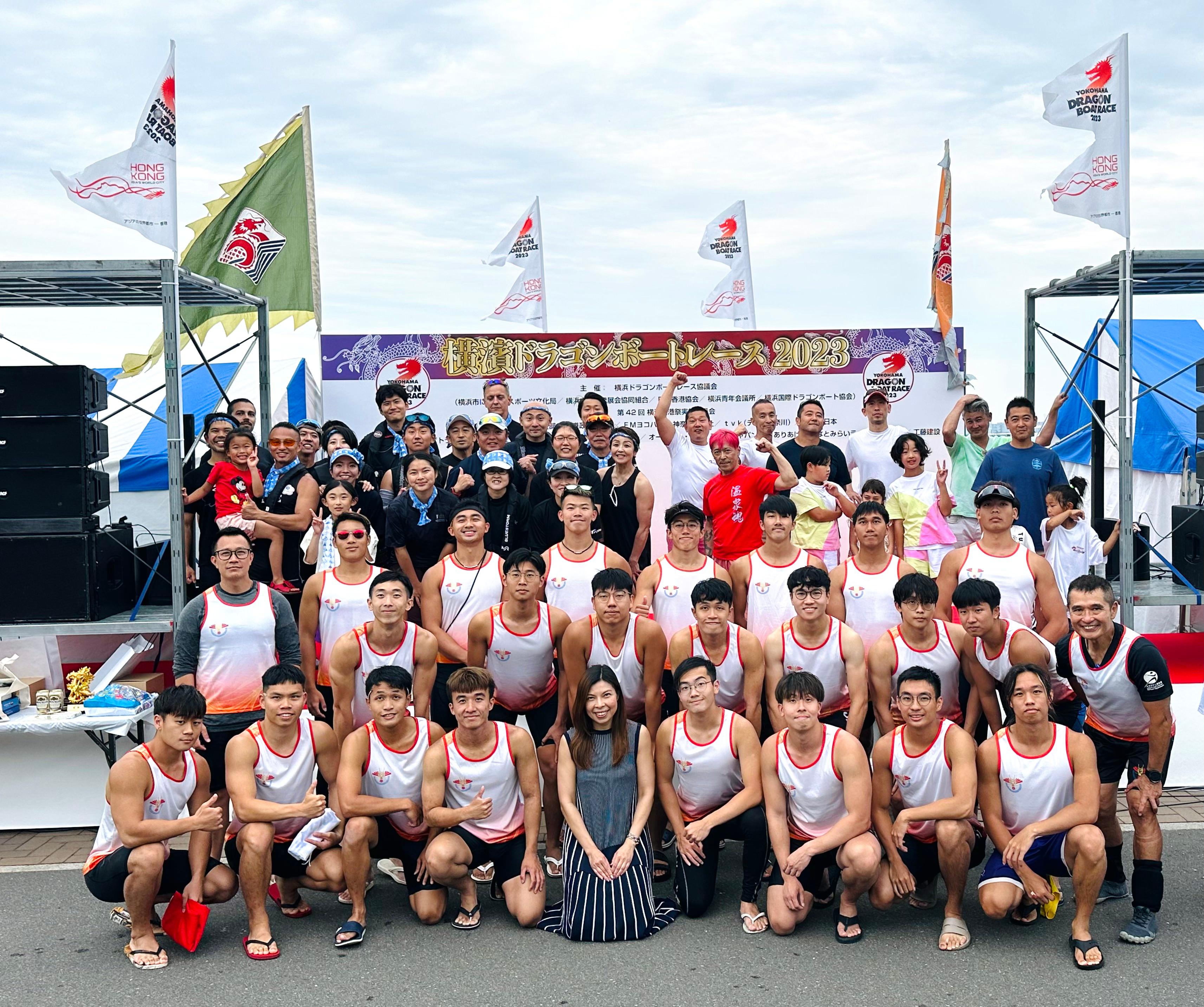 香港杯龙舟赛今日（六月四日）在日本横滨山下公园海旁举行。图示香港驻东京经济贸易首席代表欧慧心（前排左五）与香港杯龙舟赛三支优胜队伍合照。
