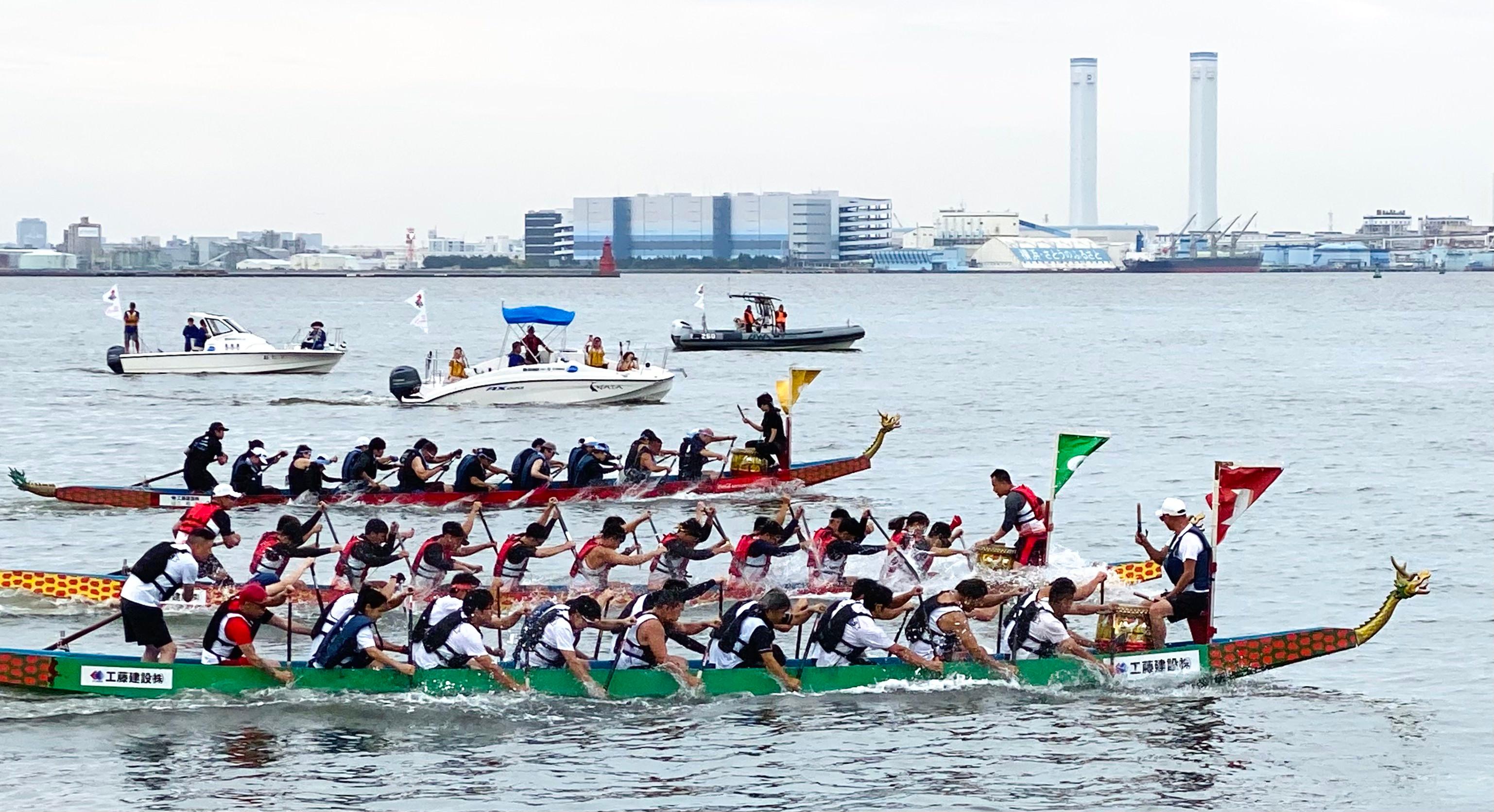 香港杯龙舟赛今日（六月四日）在日本横滨山下公园海旁举行。图示健儿参与横滨龙舟赛事竞逐香港杯。