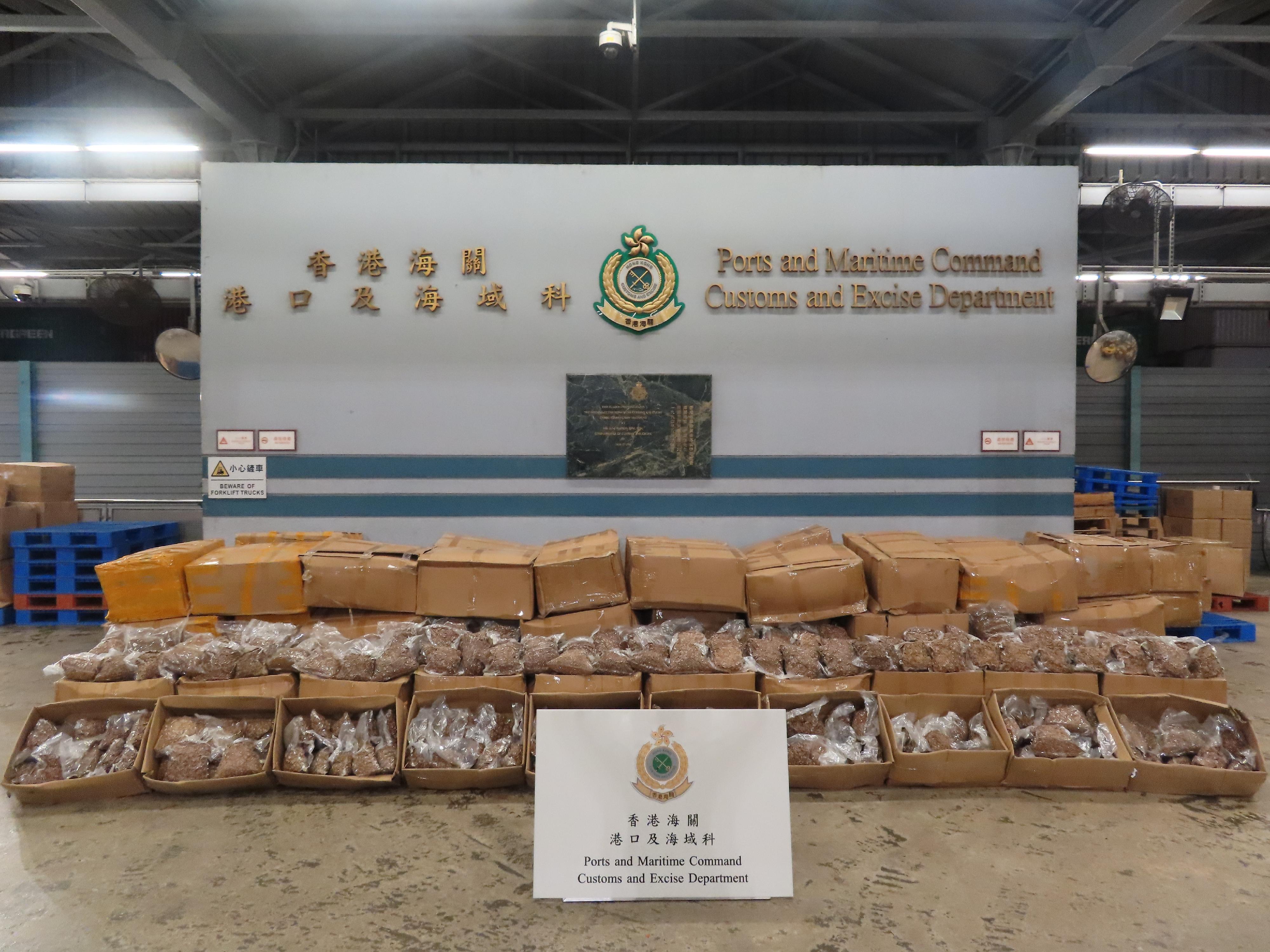 Hong Kong Customs detected two suspected smuggling cases at the Kwai Chung Customhouse Cargo Examination Compound on June 2 and yesterday (June 5). A total of about 11.6 tonnes of suspected duty-not-paid manufactured tobacco, with an estimated market value of over $52 million and a duty potential of about $35 million, were seized. Photo shows the suspected duty-not-paid manufactured tobacco seized by Customs officers in the first case.