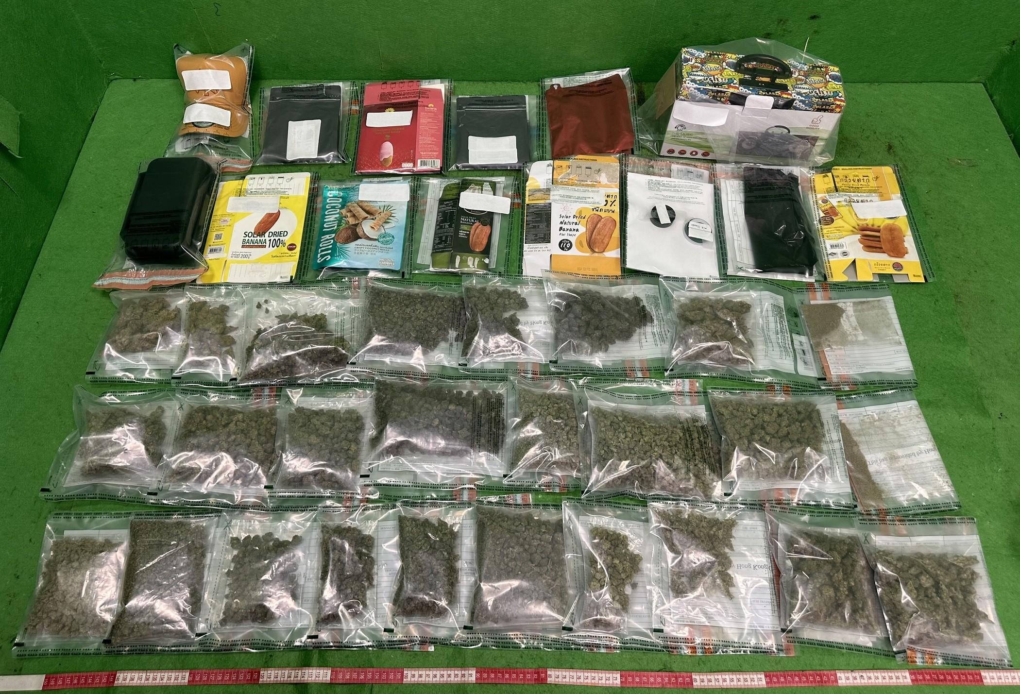 香港海關昨日（六月五日）在香港國際機場破獲一宗入境旅客販毒案件，檢獲約一點二公斤懷疑大麻花，估計市值約二十四萬元。圖示檢獲的懷疑大麻花，以及用作收藏毒品的零食包裝和其他物品。