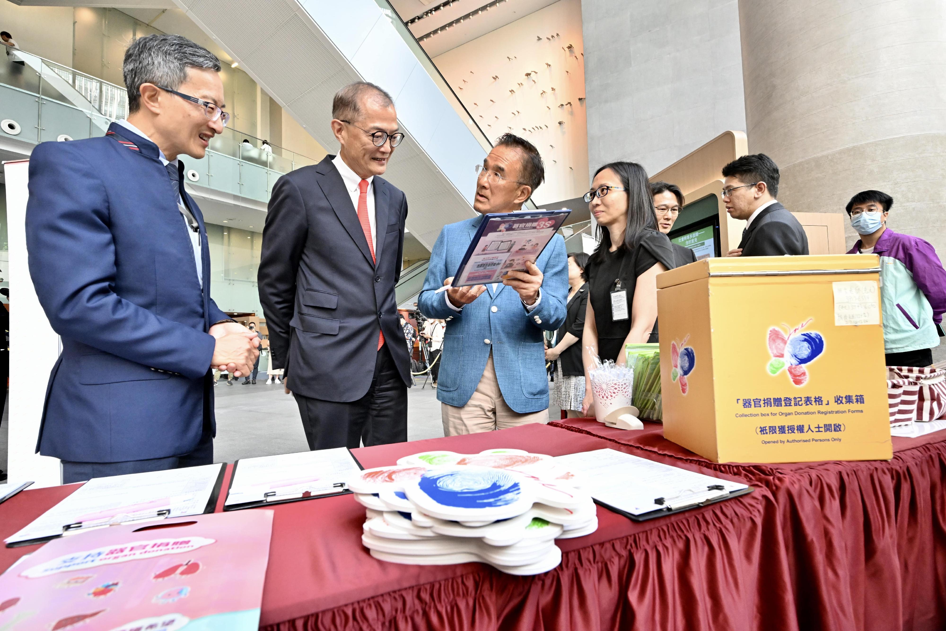 The Secretary for Health, Professor Lo Chung-mau (second left), attends an organ donation promotion event at the Legislative Council (LegCo) Complex today (June 7) and chats with Members of the LegCo.
