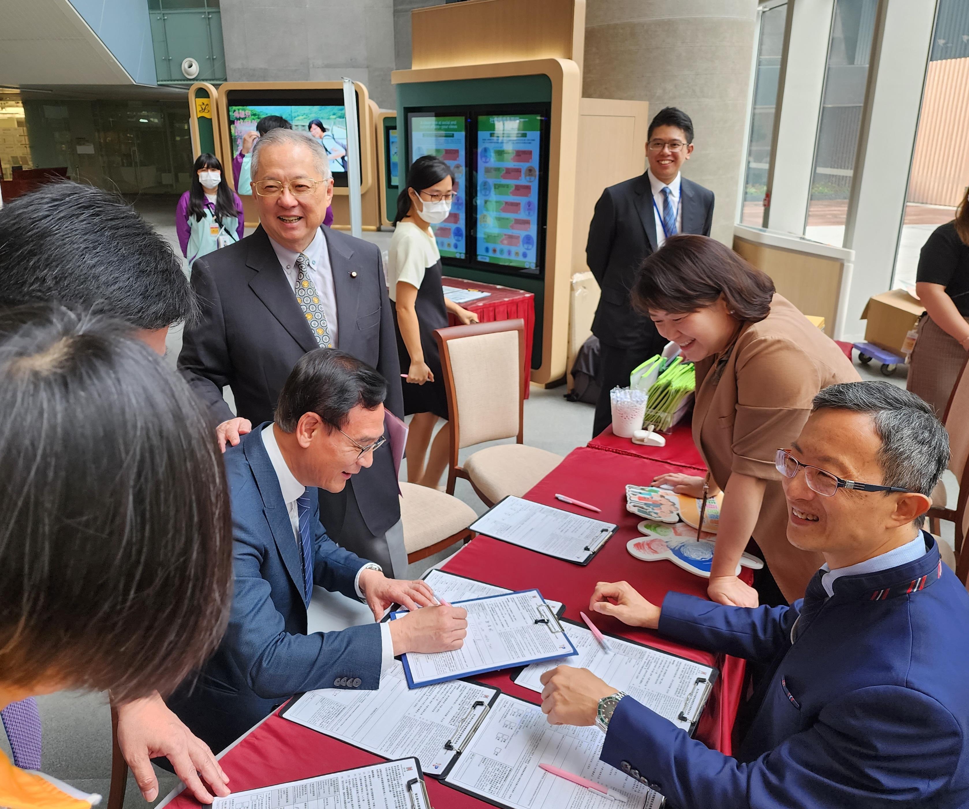 The Under Secretary for Health, Dr Libby Lee (second right), encourages Members of the Legislative Council (LegCo) to register for organ donations at the LegCo Complex today (June 7).